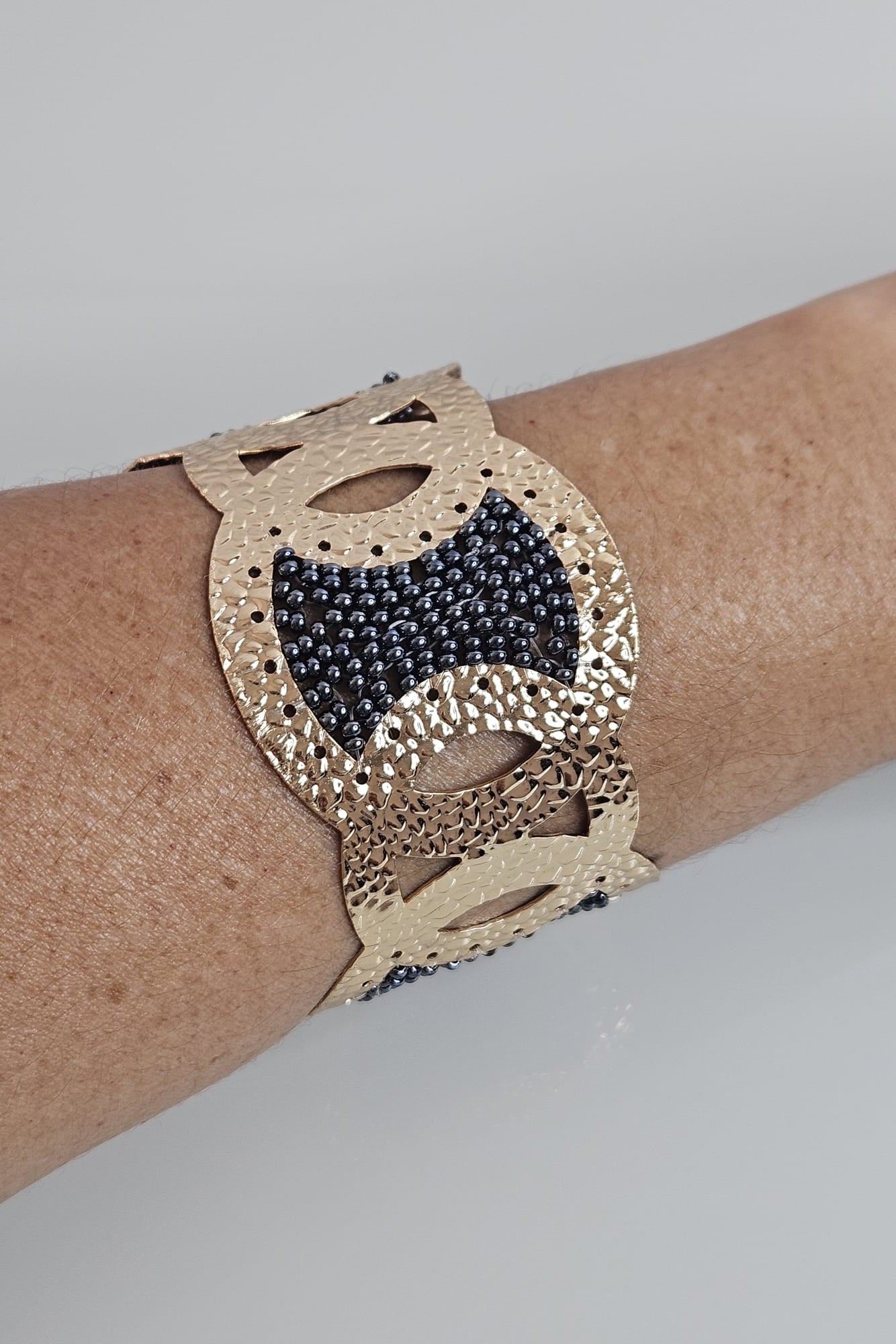 SET DE BRAZALETE Y ARETES DORADO CON GRIS OSCURO