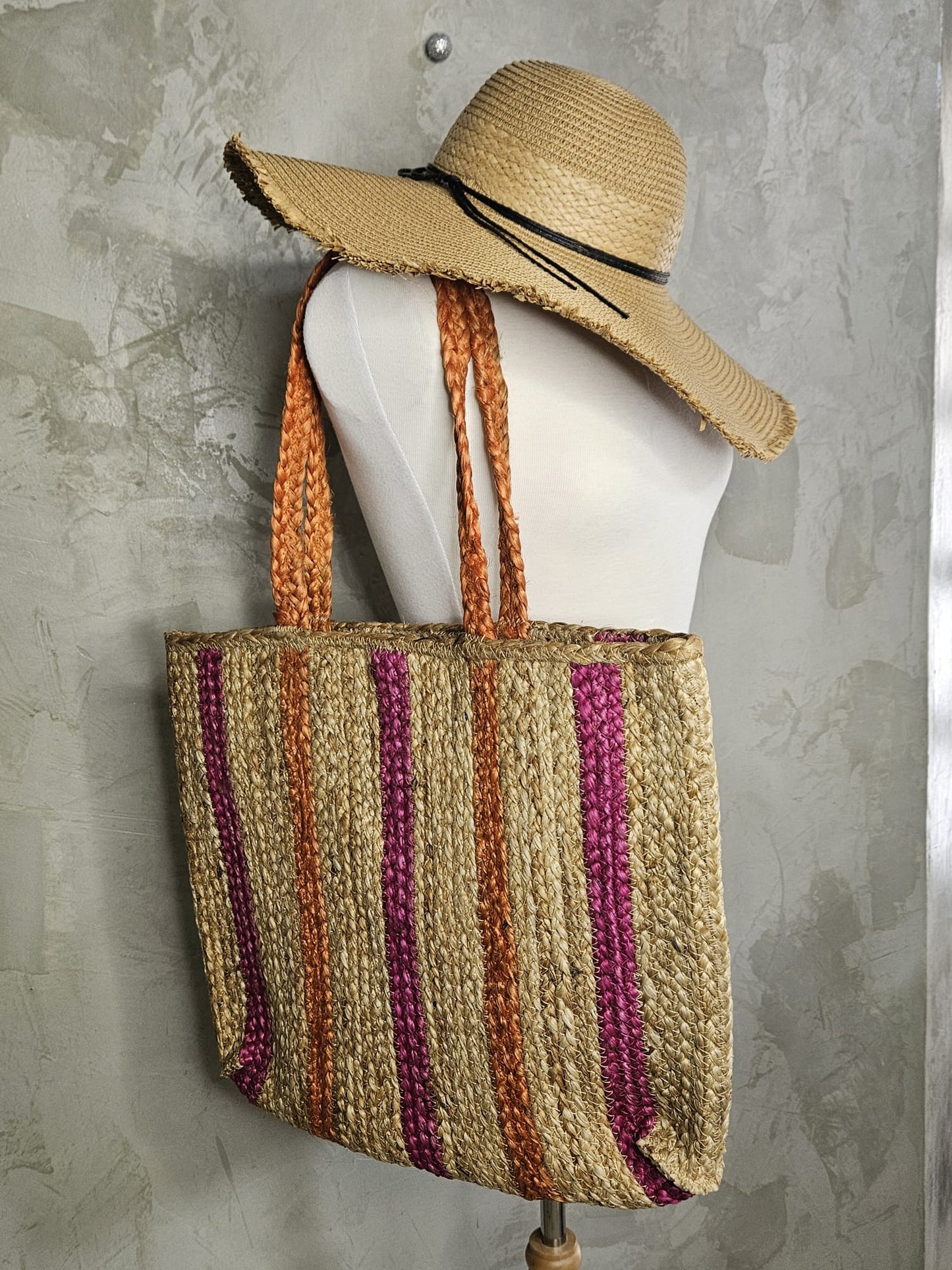 CARTERA EN PAJA CREMA, NARANJA Y FUCSIA