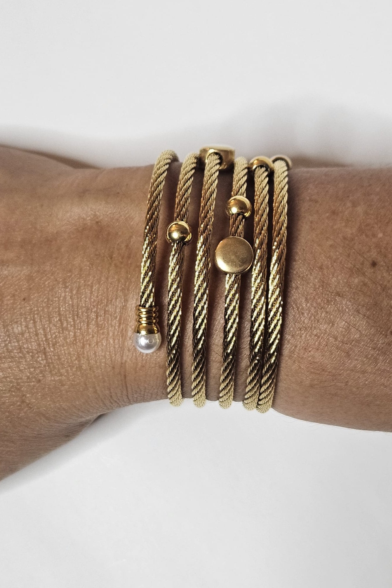 BANGLE DORADO CABLE MARINO CON ESFERAS Y PERLAS