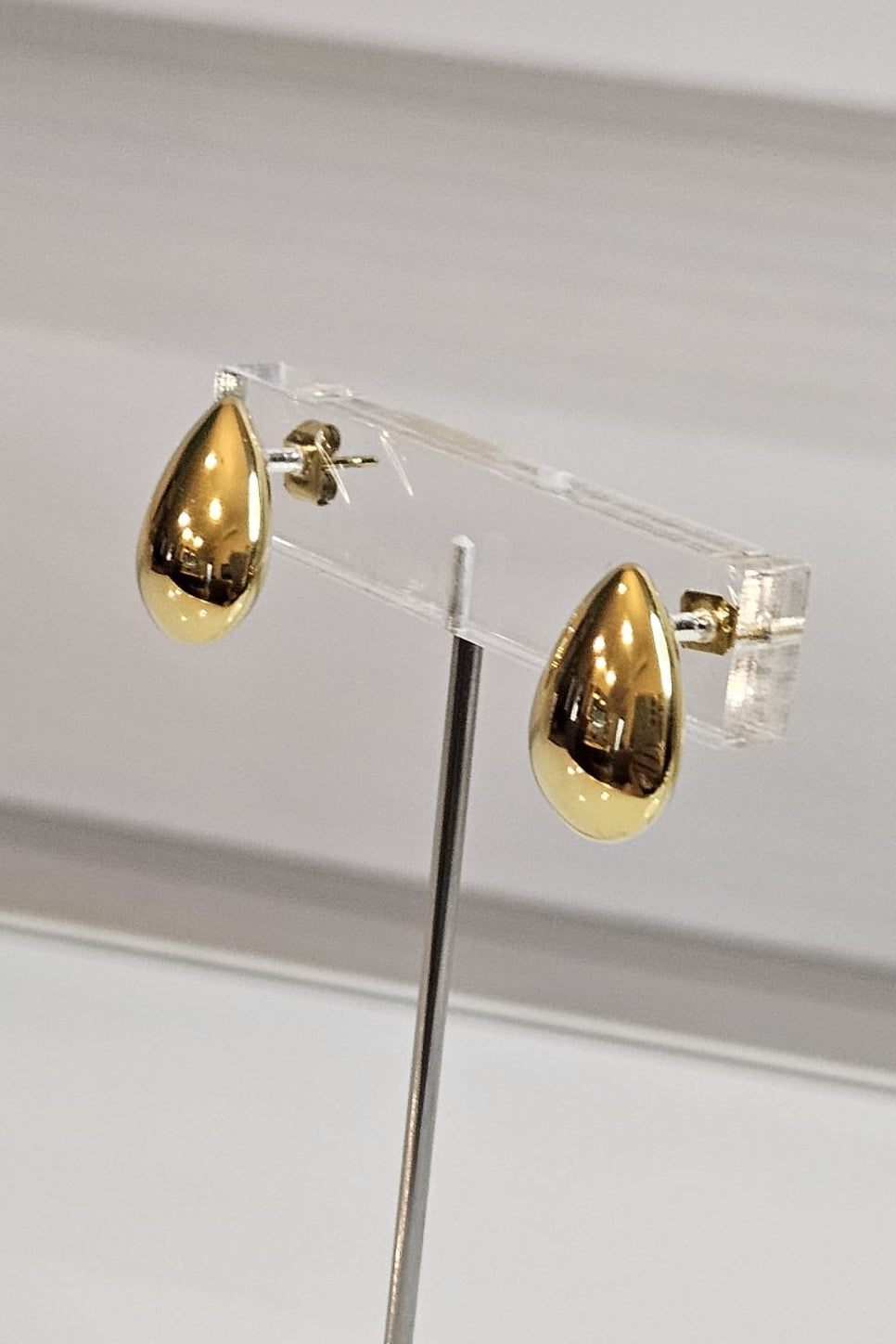 SET COLLAR, PULSERA Y PANTALLAS DORADO CON CRISTAL GRIS