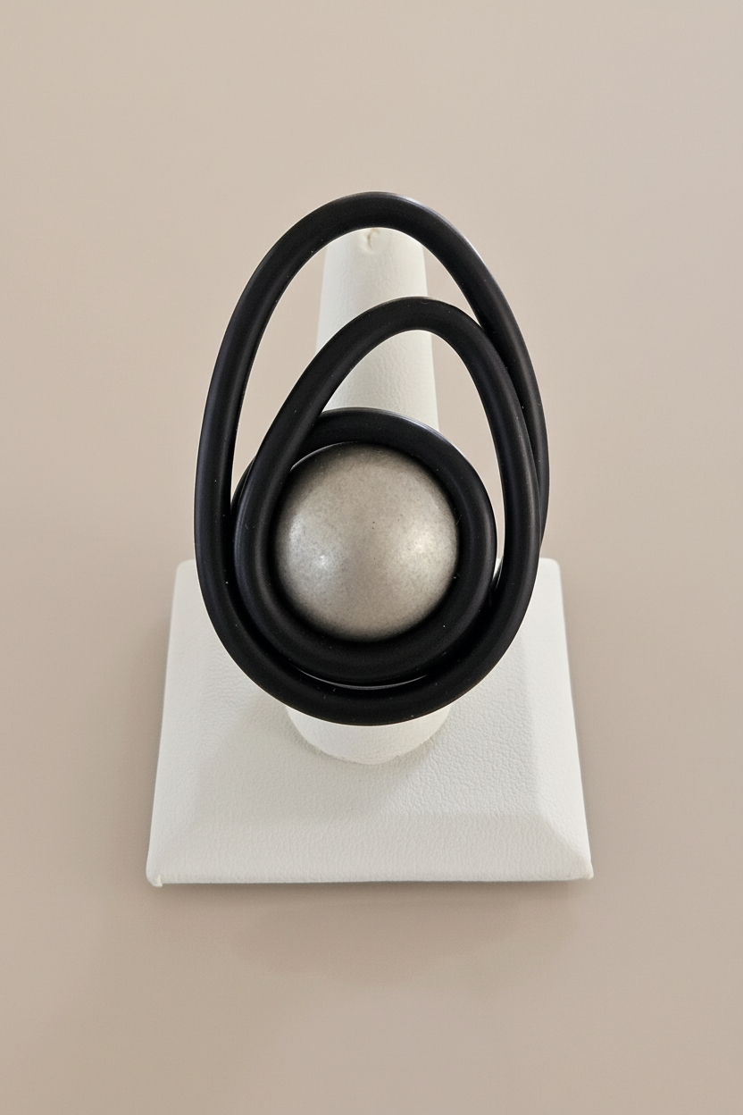 Anillo display frontal fondo nude