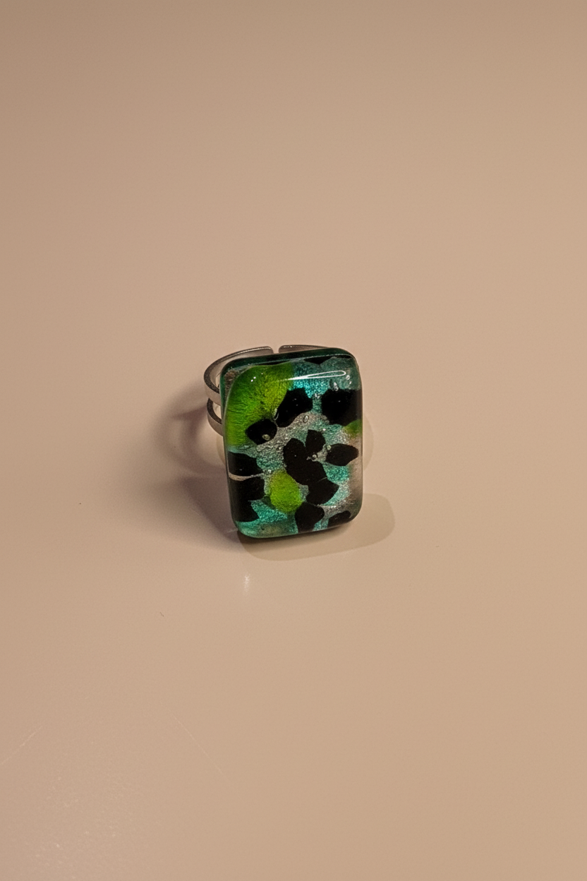 Anillo verde top view fondo nude