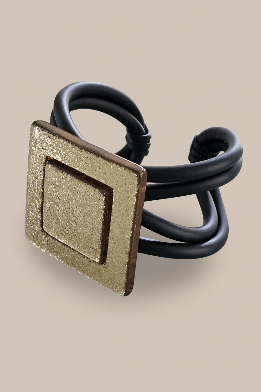 Brazalete dorado fondo nude
