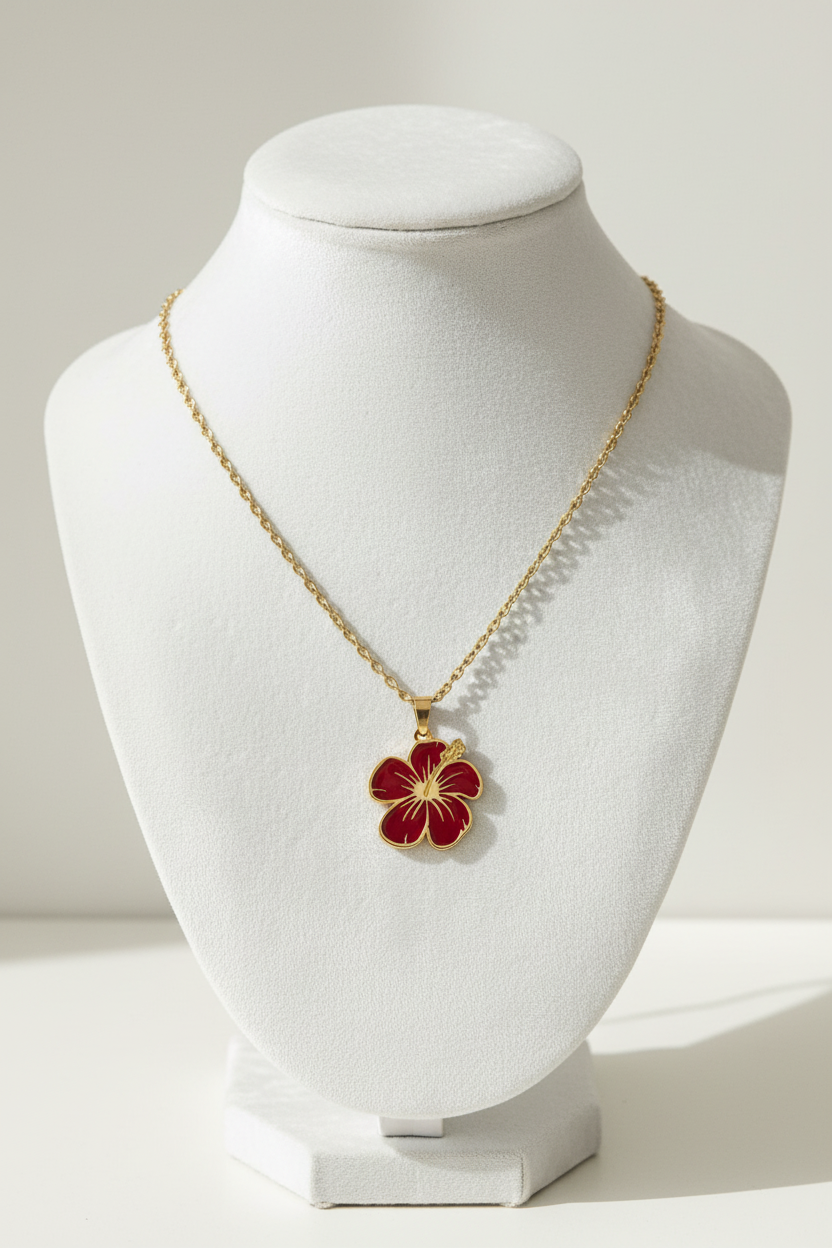 Cadena con dije de hibiscus en display de joyería
