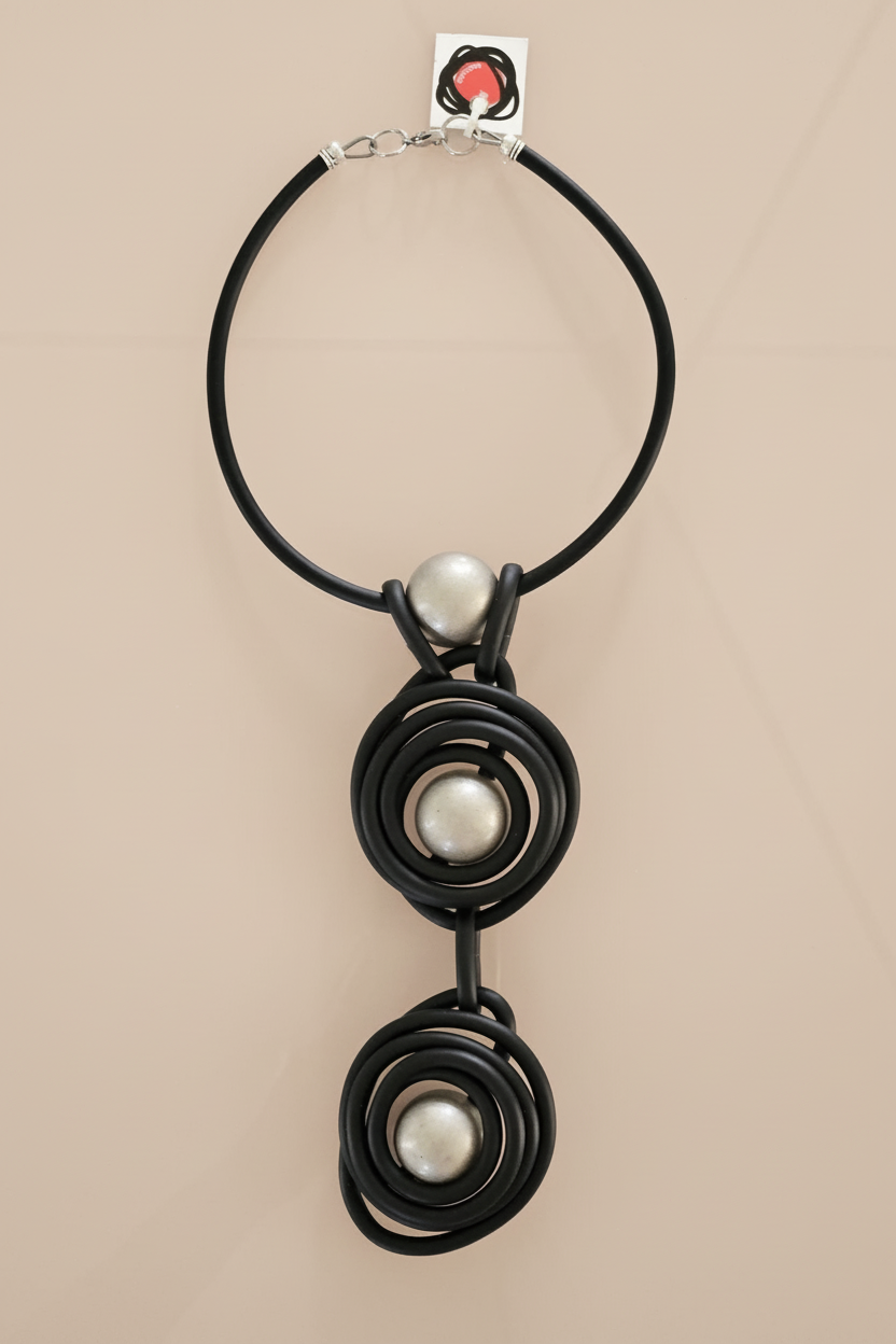 Collar flat lay con fondo nude