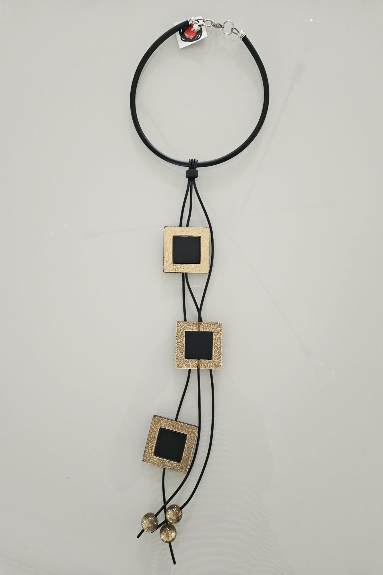 COLLAR NEGRO Y DORADO