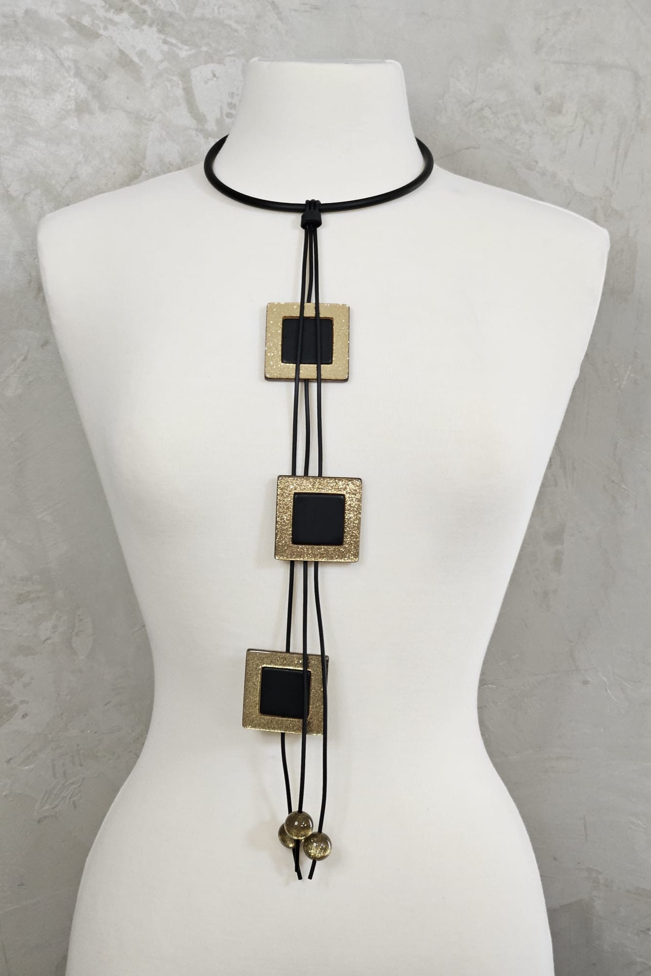 COLLAR NEGRO Y DORADO