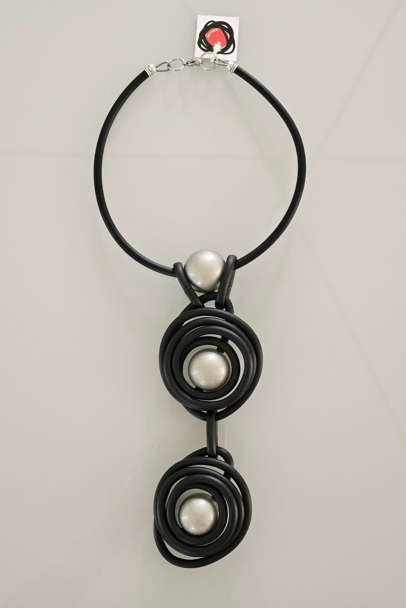 COLLAR NEGRO Y PLATEADO