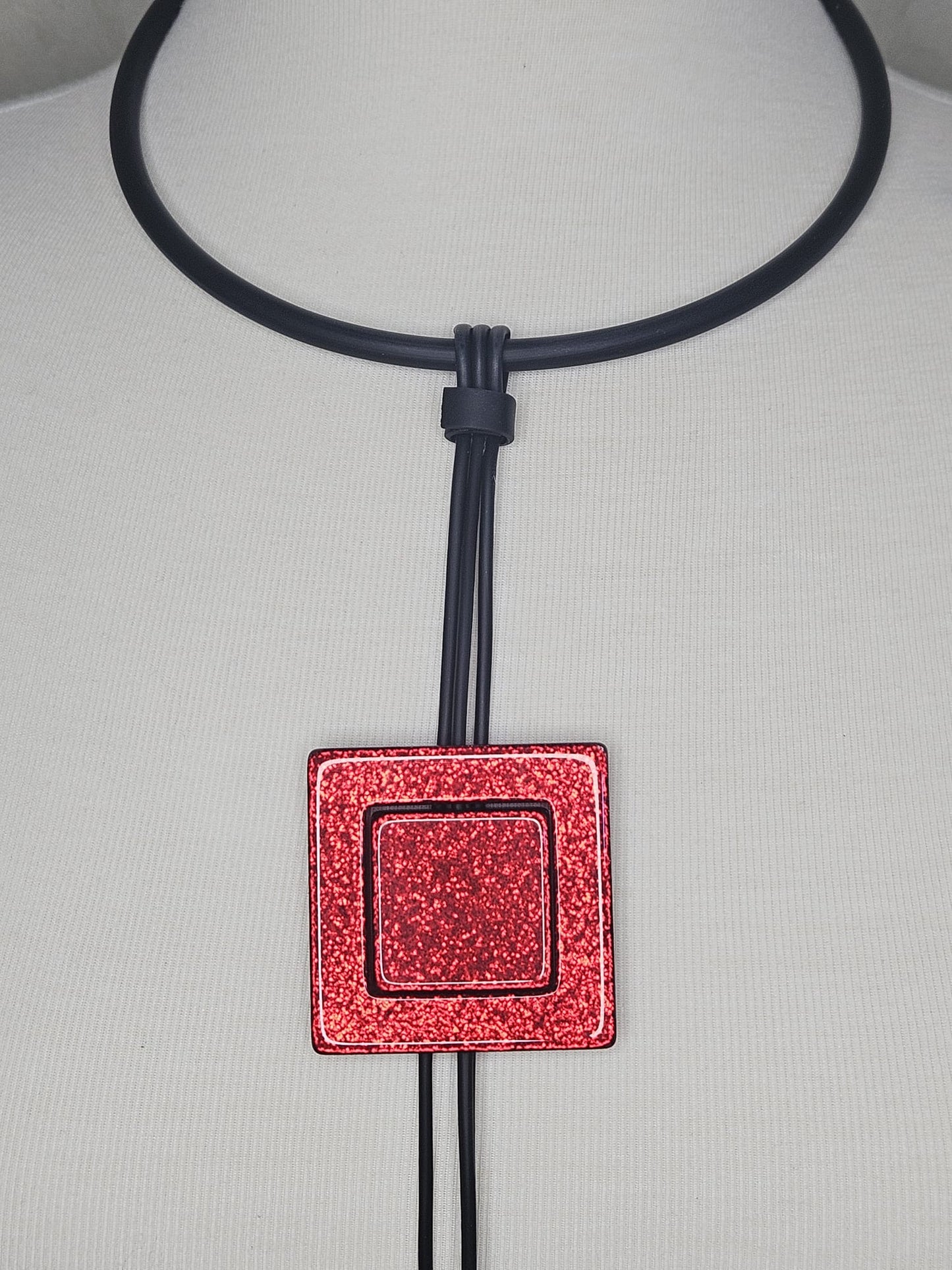 COLLAR NEGRO Y ROJO