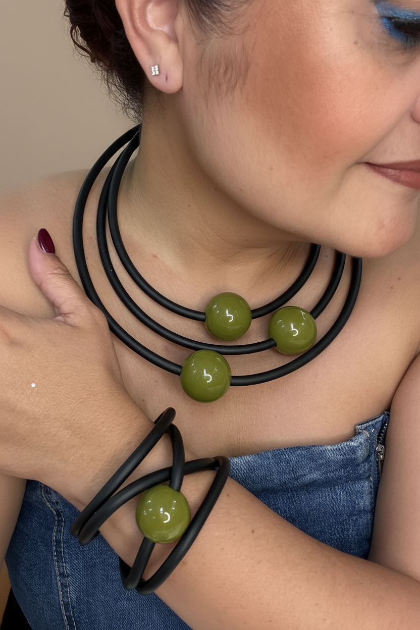 Modelo con set verde oliva fondo nude