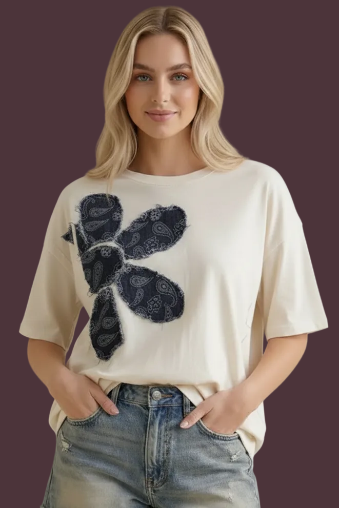 Modelo talla 1XL con blusa paisley