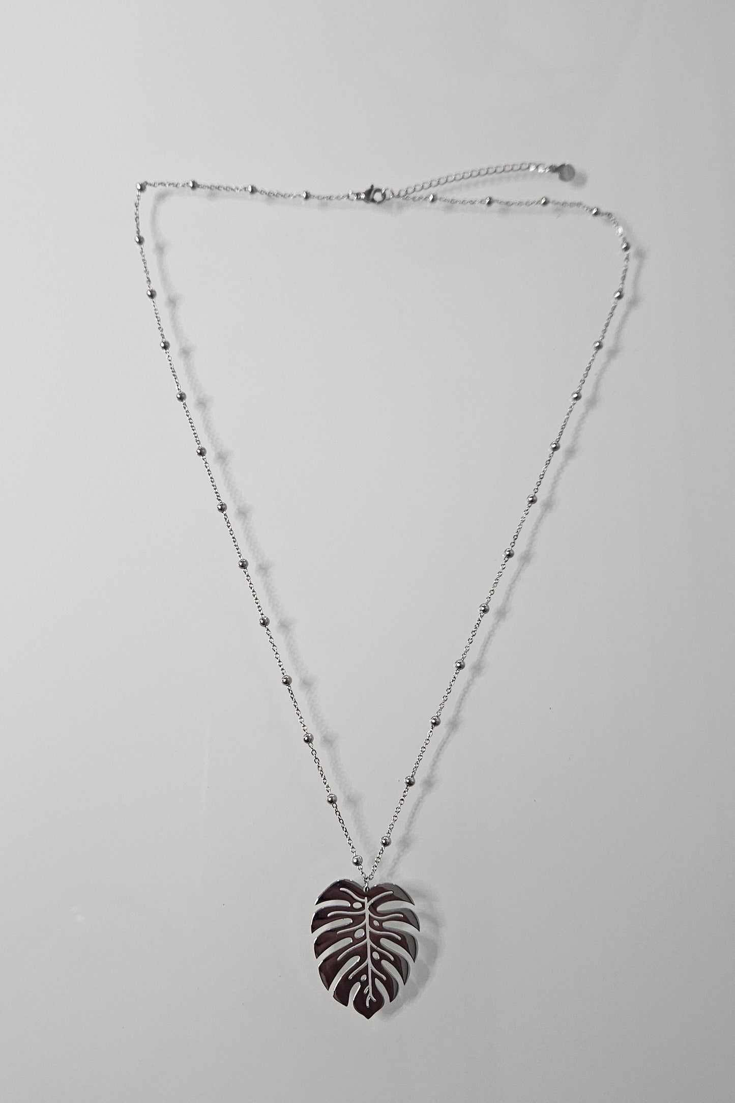 COLLAR PLATEADO DE CADENA CON ESFERAS Y PENDANT DE HOJA