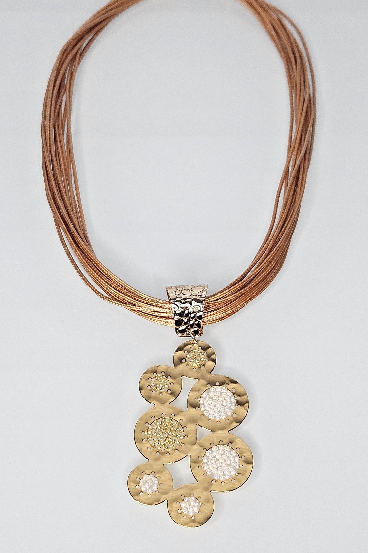COLLAR DORADO CON PENDANT DE CÍRCULOS