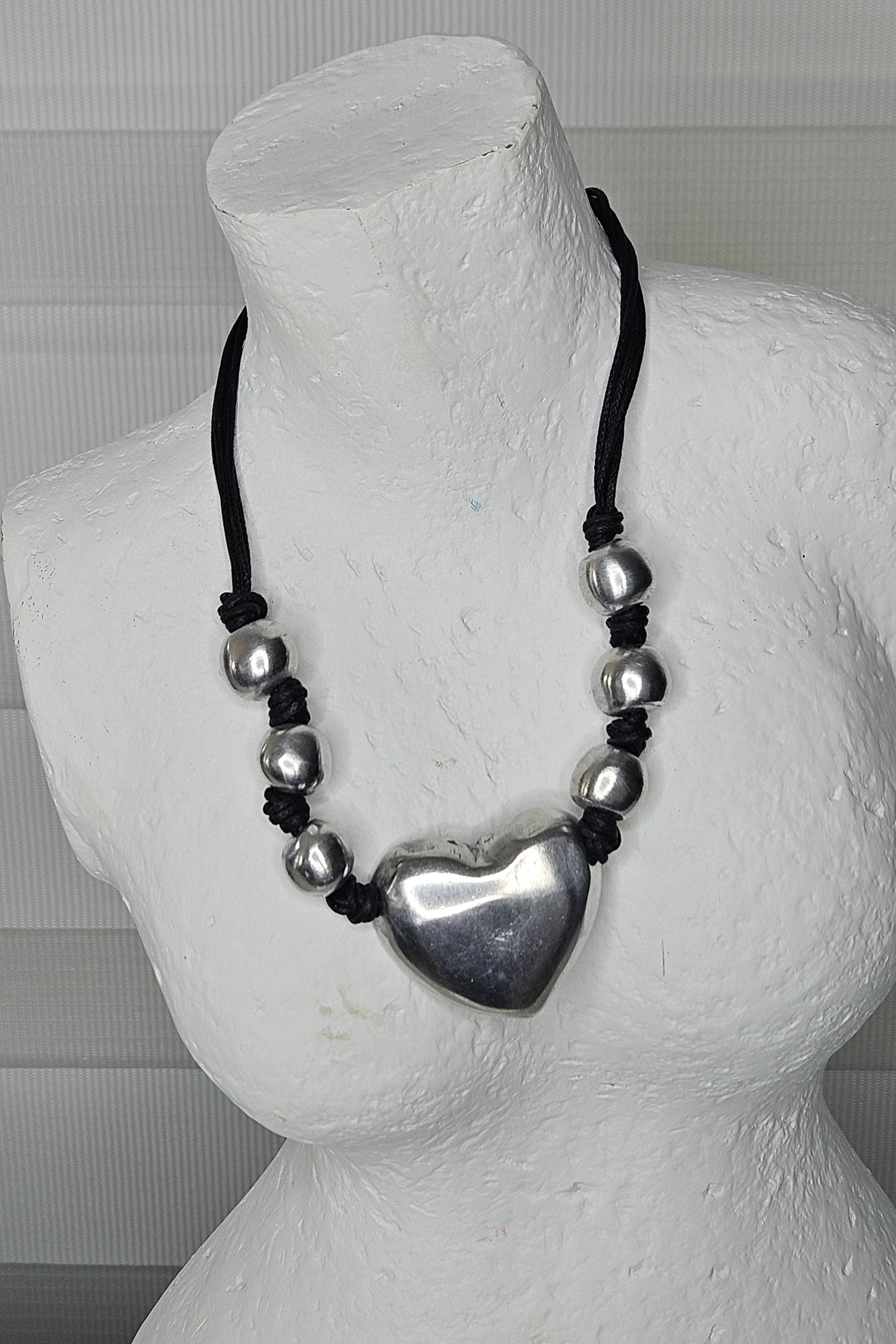 COLLAR NEGRO Y PLATEADO CON CORAZÓN Y ESFERAS