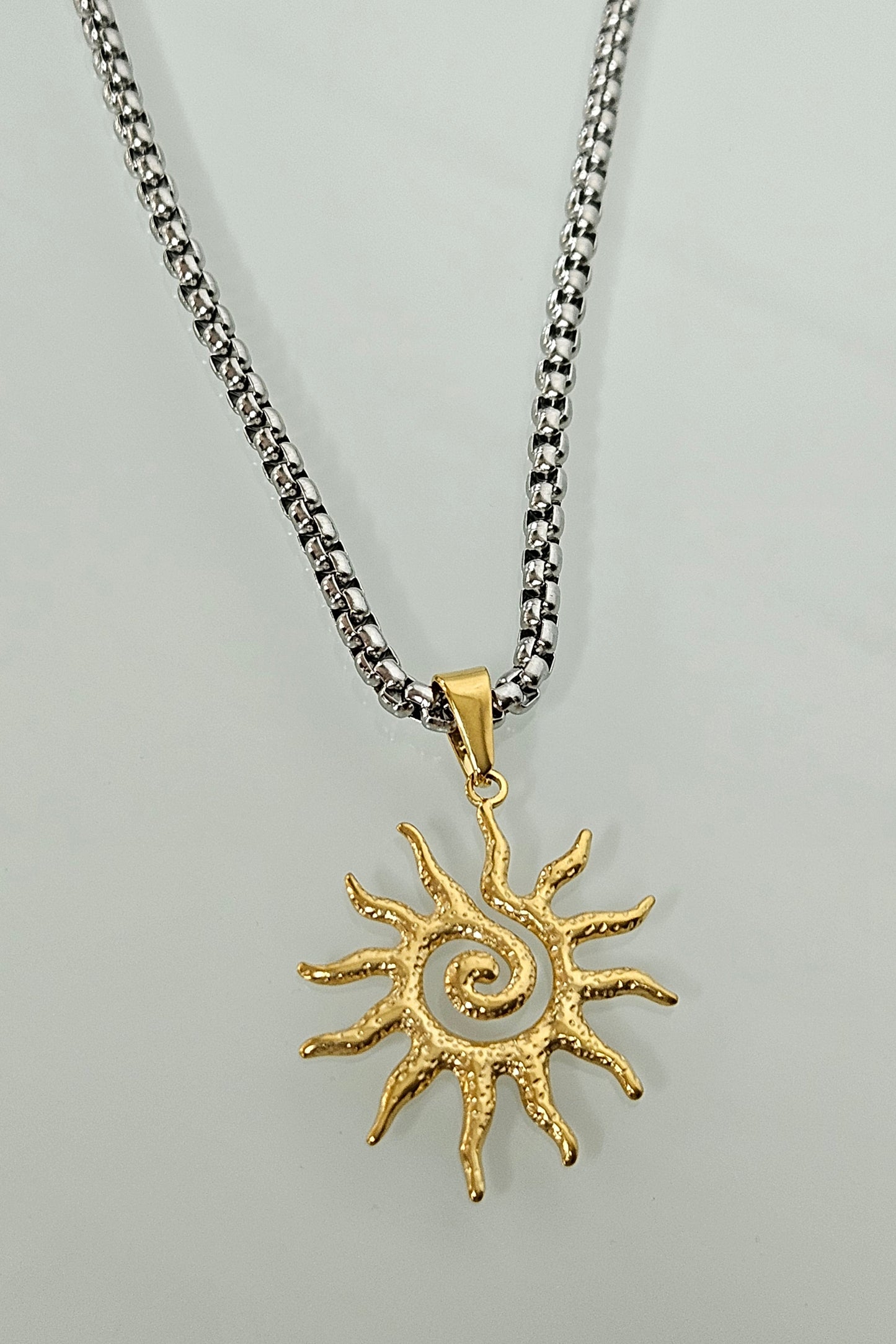 CADENA PLATEADA CON SOL DORADO