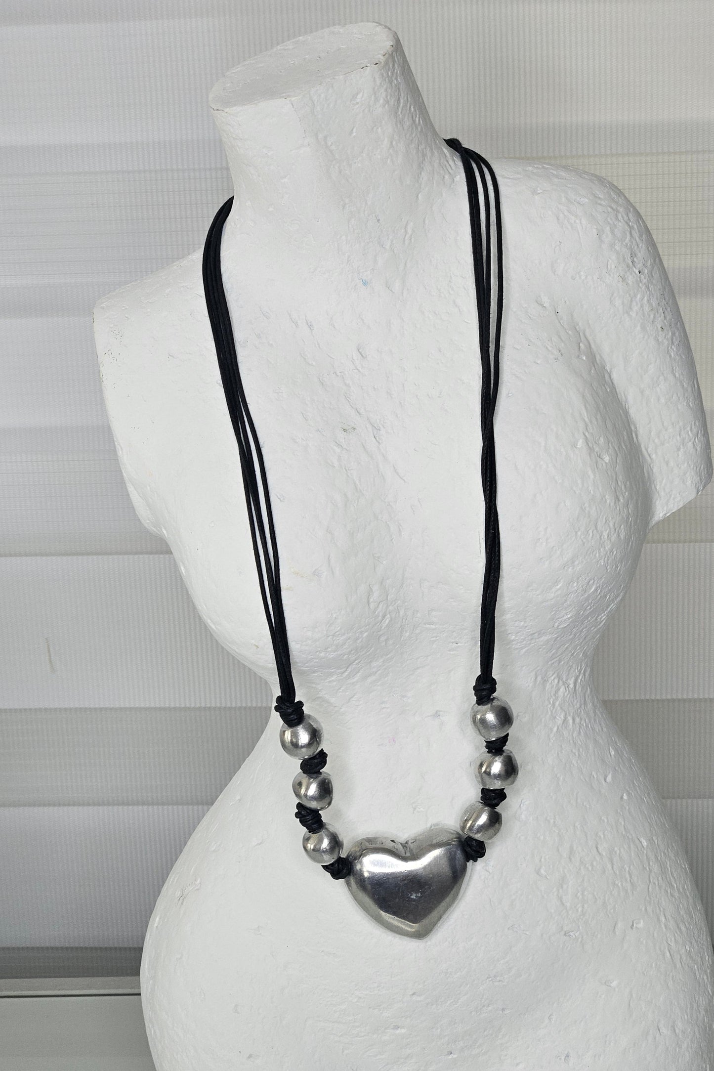 COLLAR NEGRO Y PLATEADO CON CORAZÓN Y ESFERAS