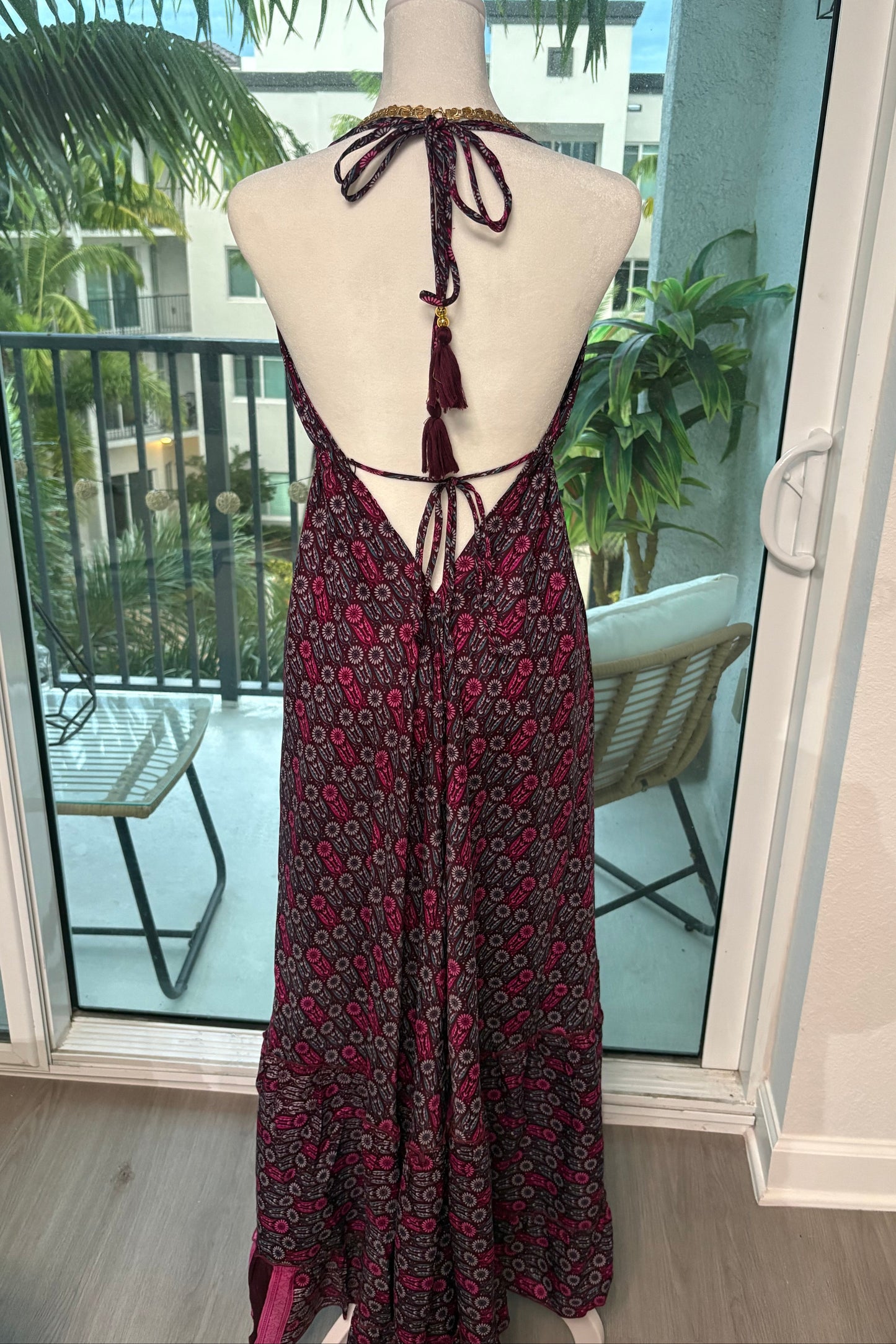 TRAJE MAXI DRESS ROJO CON PRINT VINO Y ROSA