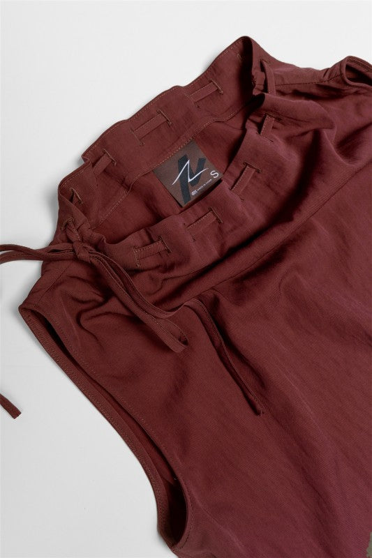 BLUSA SIN MANGAS CON CUELLO ALTO Y CINTURA CEÑIDA