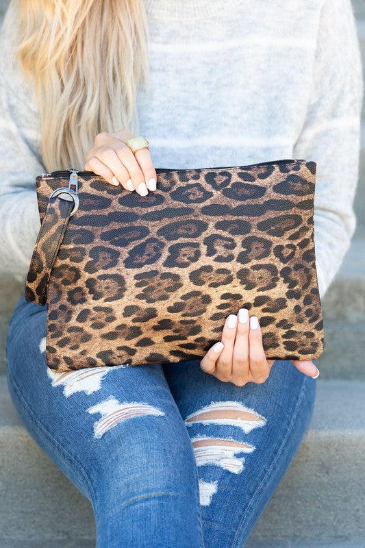 CARTERA “CLUTCH” CON ESTAMPADO DE LEOPARDO