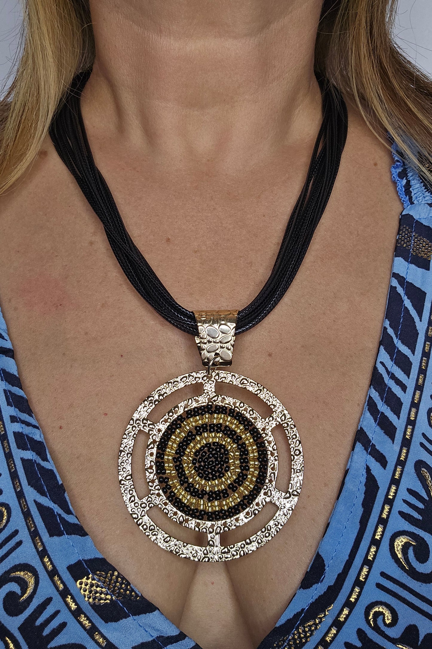 COLLAR NEGRO EN PIEL CON PENDANT REDONDO DORADO Y NEGRO