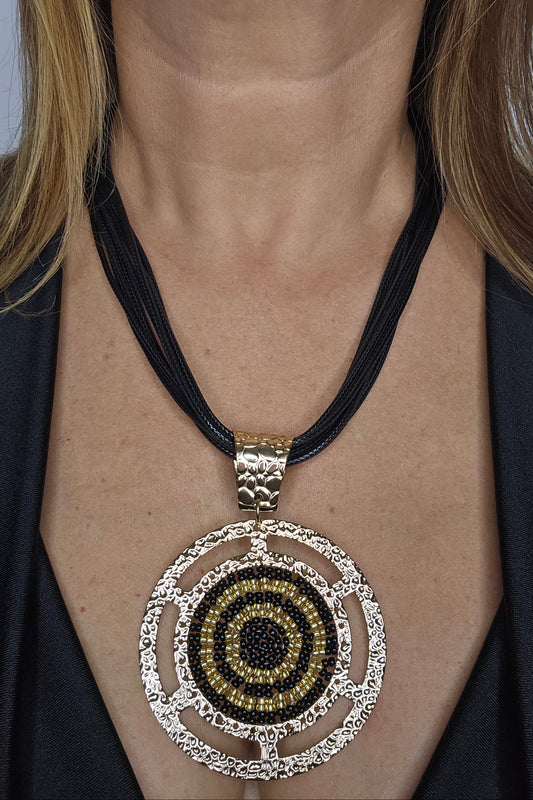 COLLAR NEGRO EN PIEL CON PENDANT REDONDO DORADO Y NEGRO