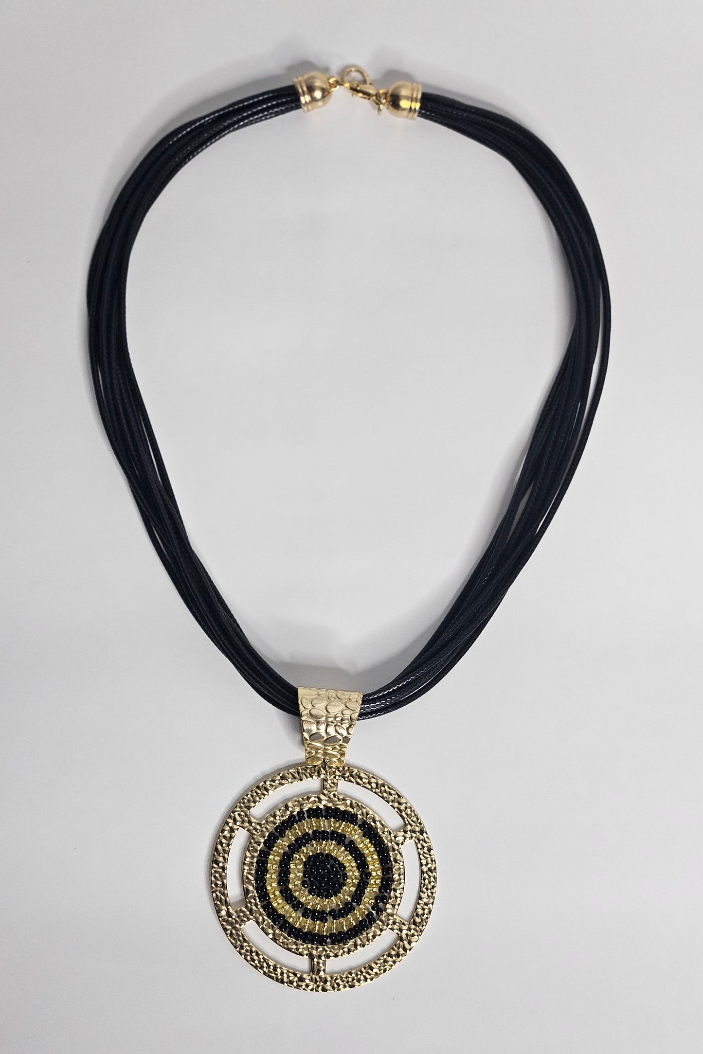 COLLAR NEGRO EN PIEL CON PENDANT REDONDO DORADO Y NEGRO