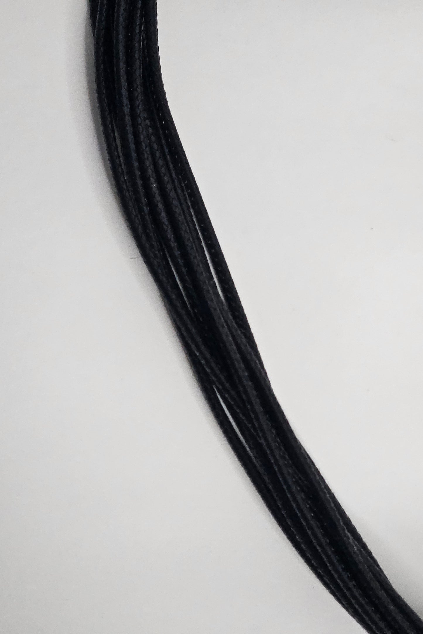 COLLAR NEGRO EN PIEL CON PENDANT REDONDO DORADO Y NEGRO