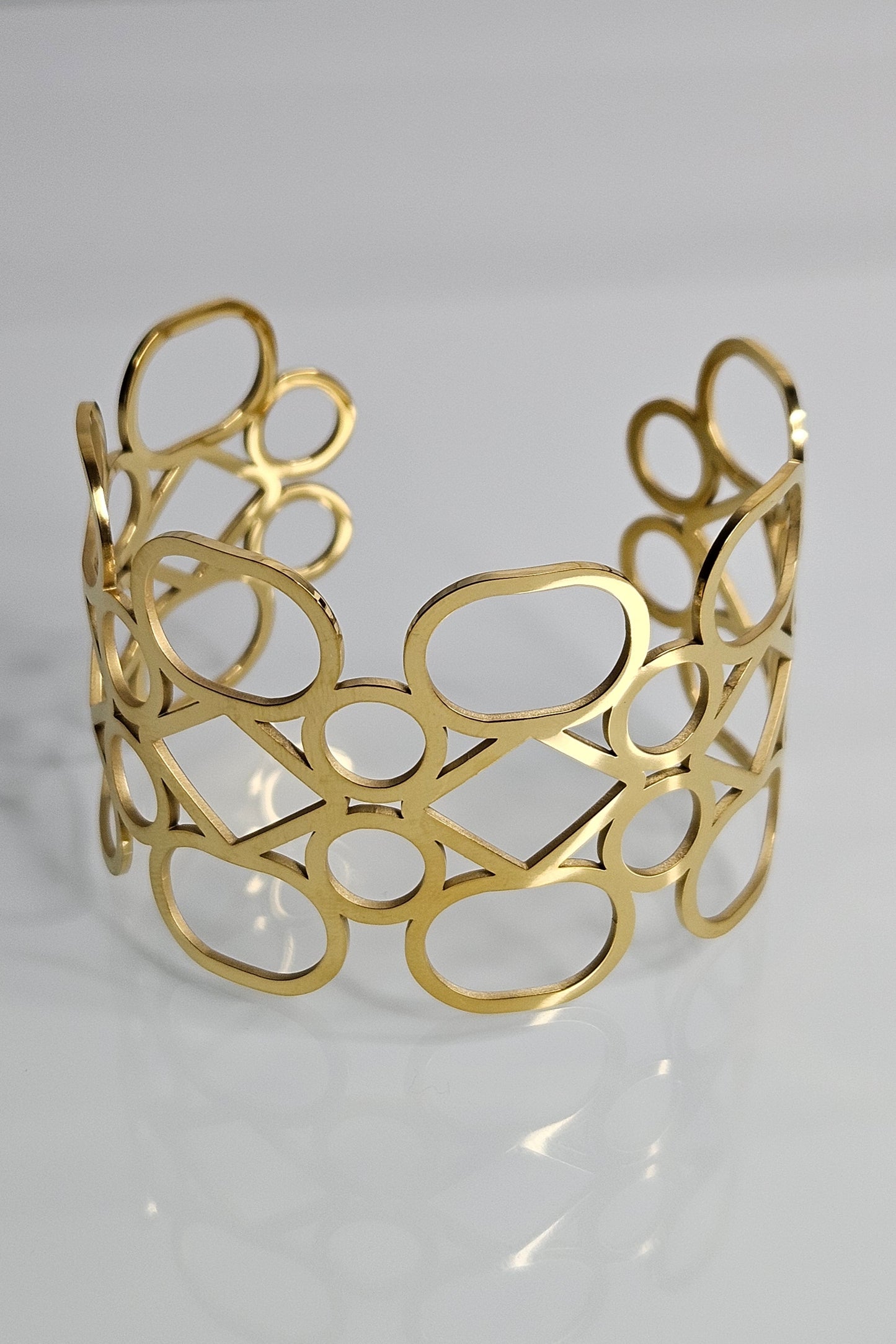 BANGLE DORADO CON DIFERENTES FIGURAS GEOMÉTRICAS