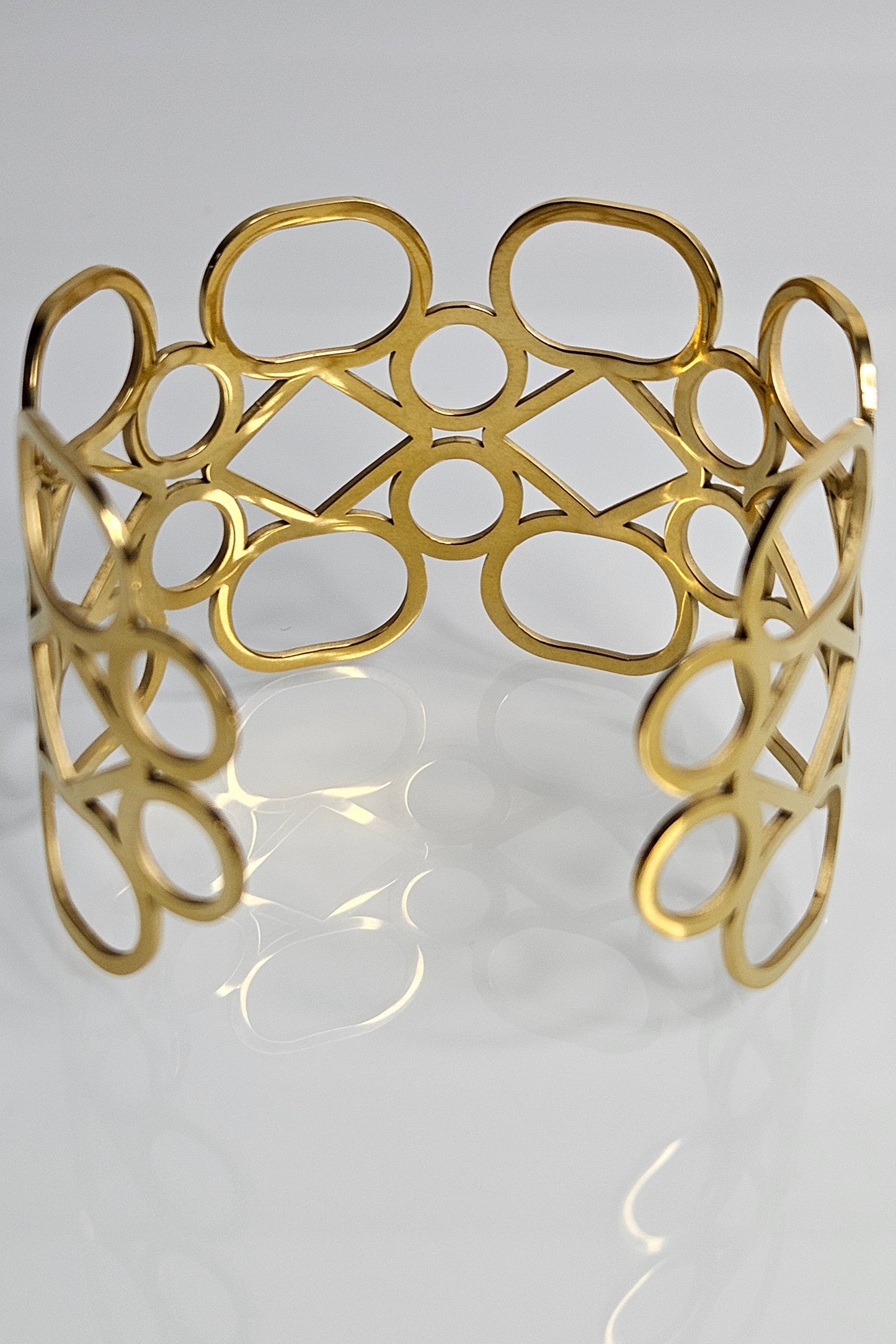 BANGLE DORADO CON DIFERENTES FIGURAS GEOMÉTRICAS