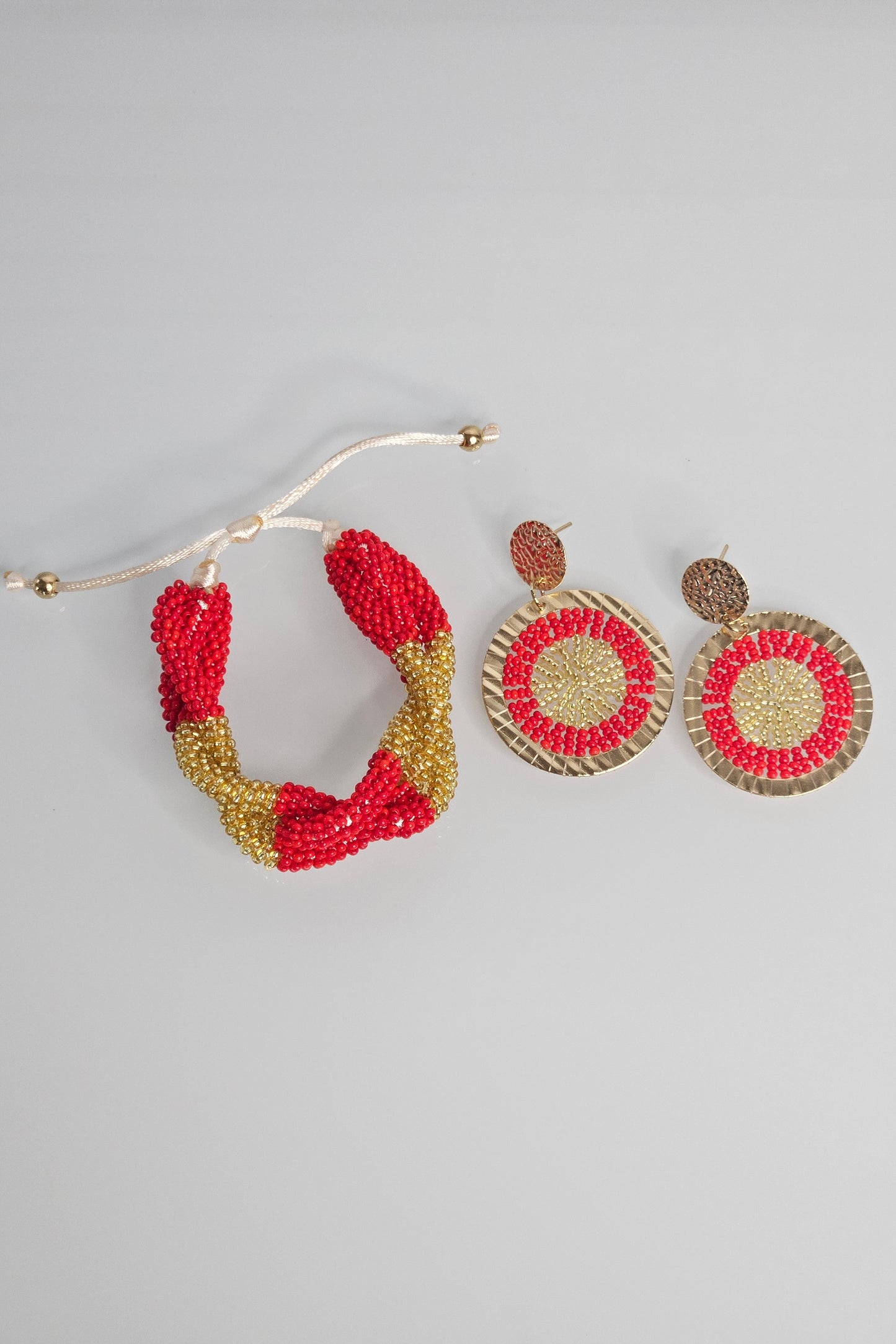 SET DE PULSERA TRENZADA Y ARETES DORADO Y ROJO