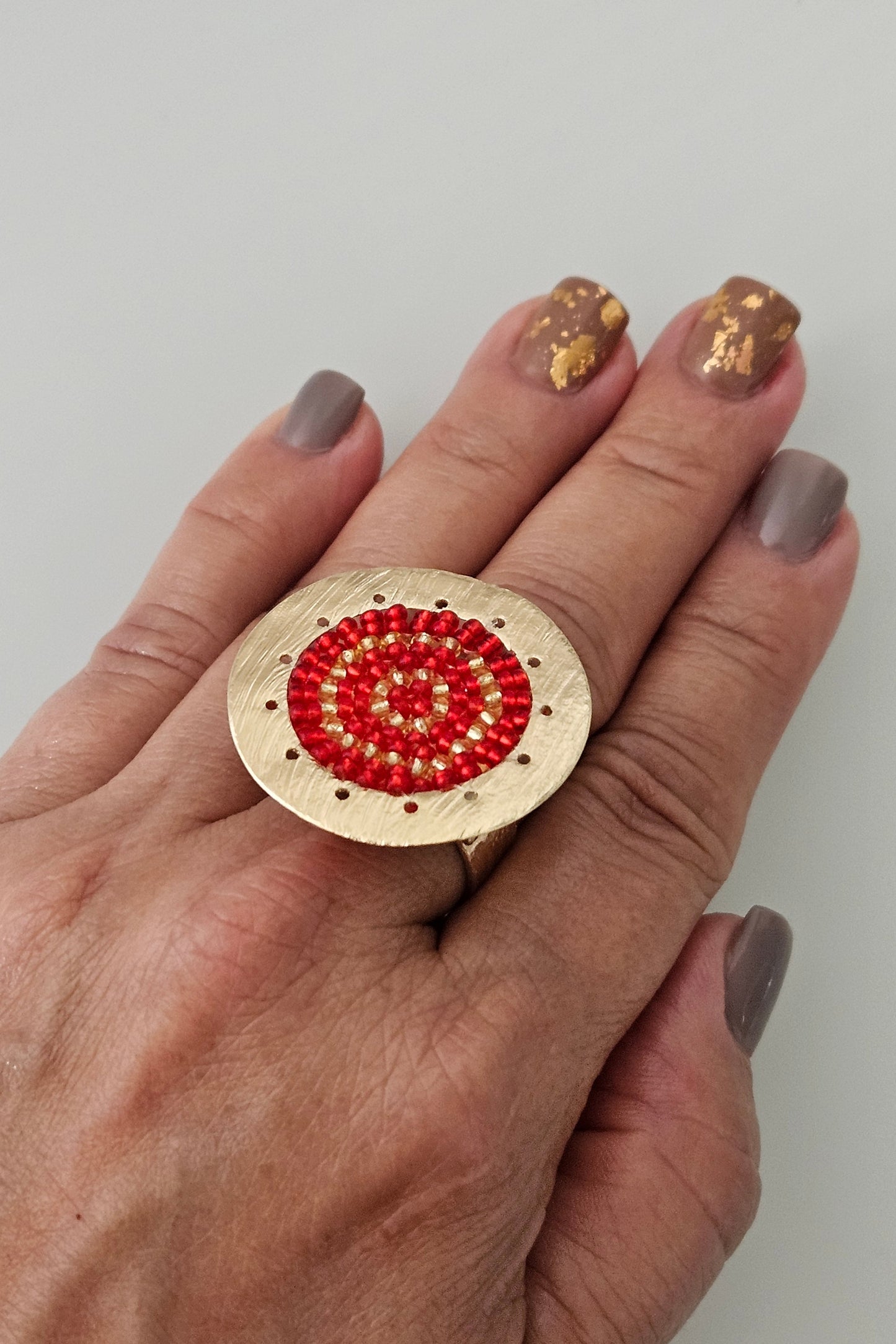SORTIJA DORADA Y ROJO