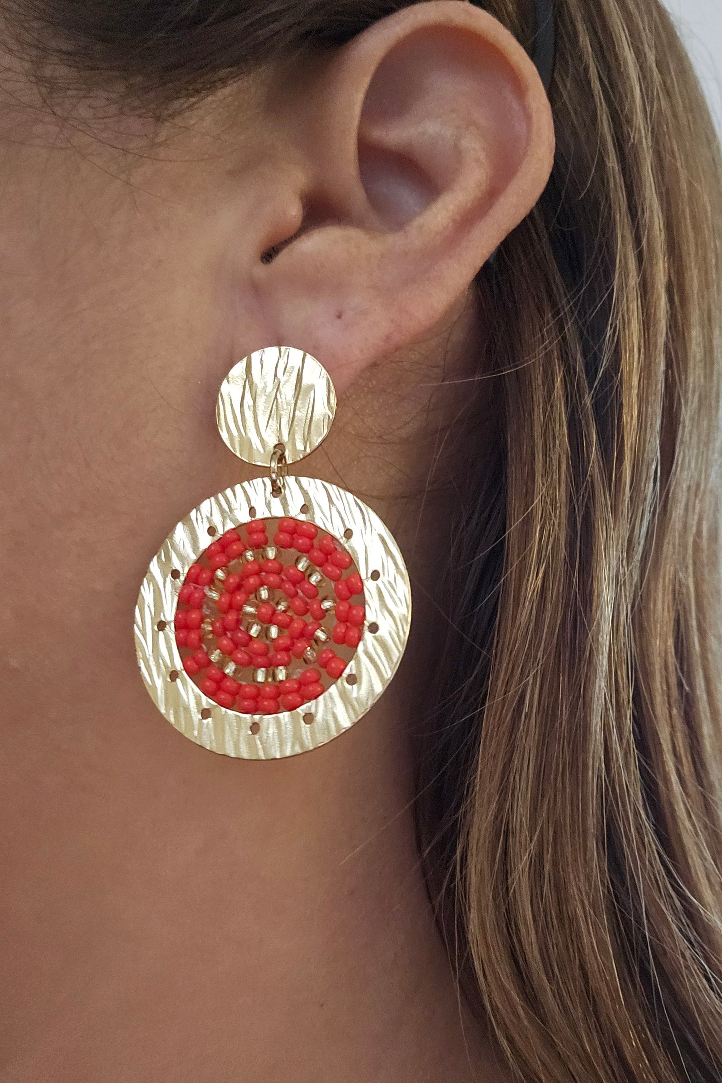 SET DE PULSERA TRENZADA Y ARETES DORADO Y ROJO