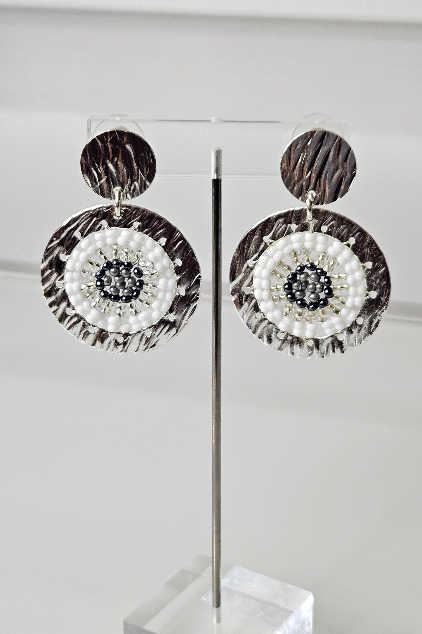 PANTALLAS REDONDAS PLATEADAS CON BLANCO Y GRIS