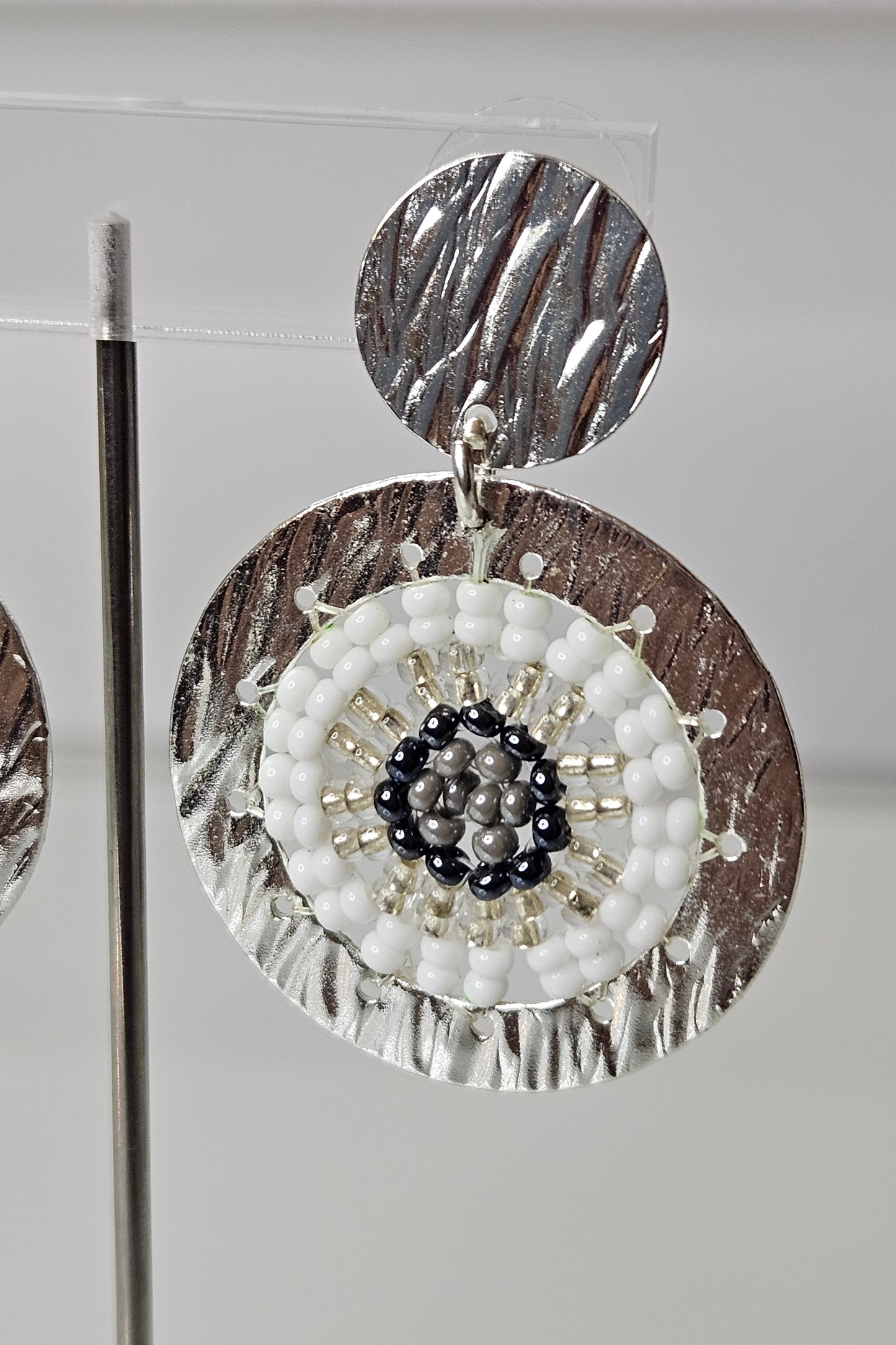 PANTALLAS REDONDAS PLATEADAS CON BLANCO Y GRIS