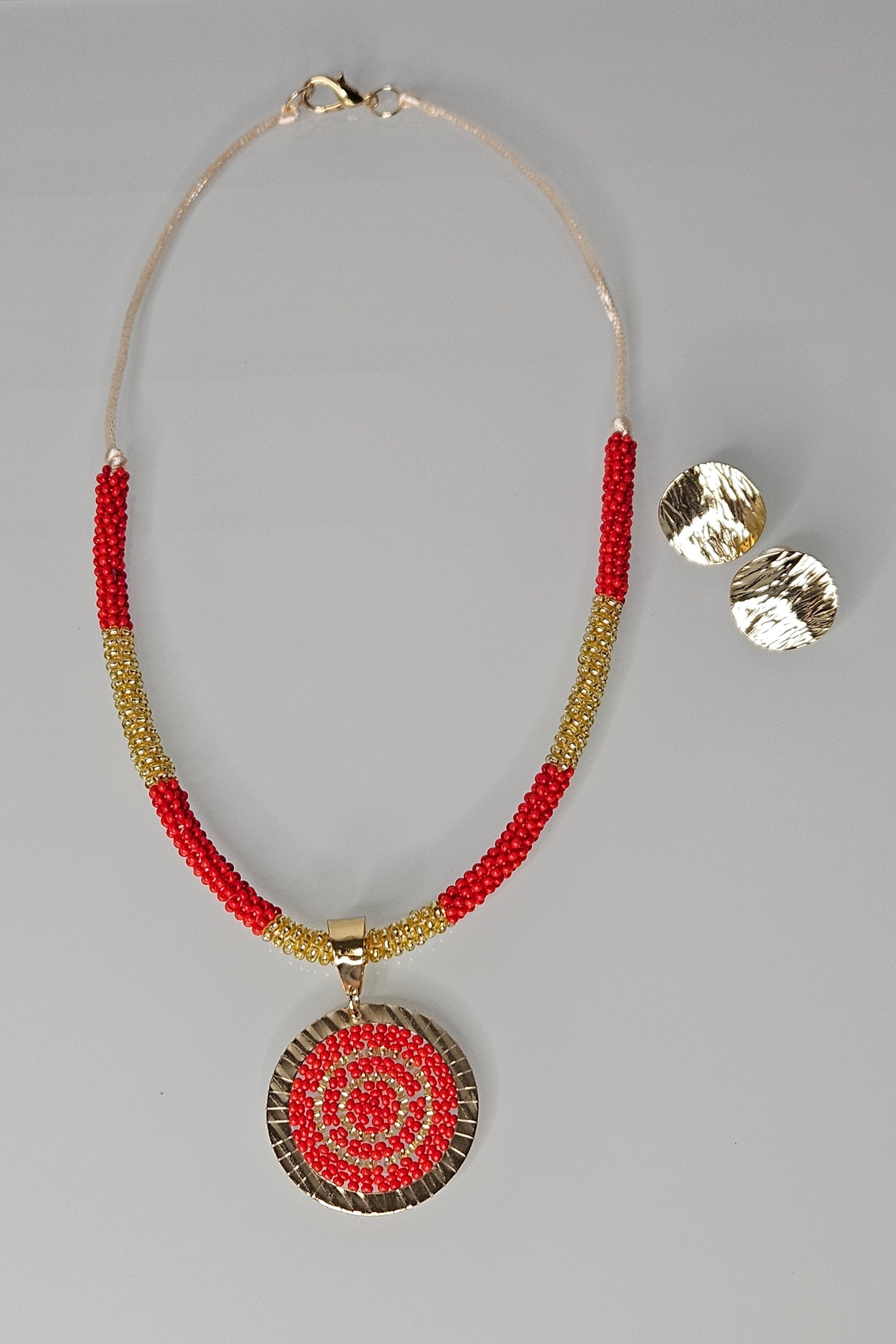 SET DE COLLAR ROJO Y DORADO CON PENDANT REDONDO Y PANTALLAS