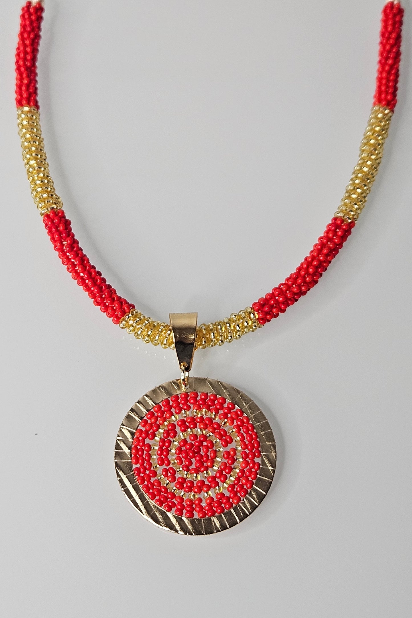 SET DE COLLAR ROJO Y DORADO CON PENDANT REDONDO Y PANTALLAS