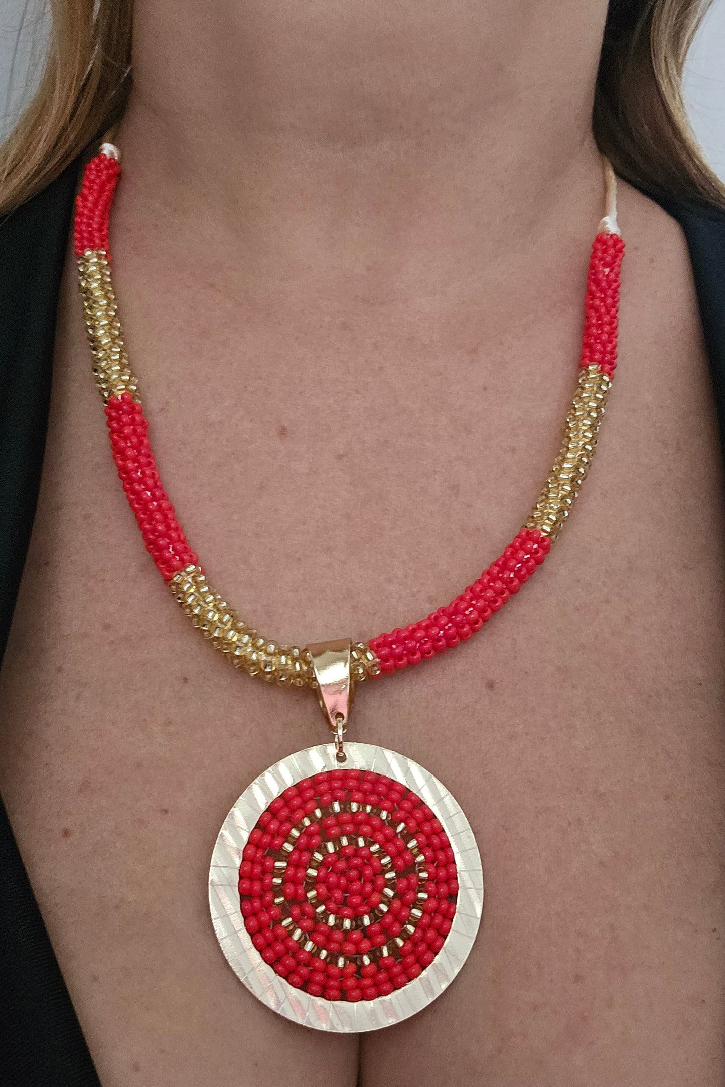 SET DE COLLAR ROJO Y DORADO CON PENDANT REDONDO Y PANTALLAS