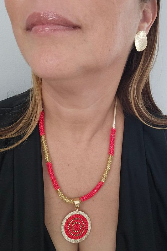 SET DE COLLAR ROJO Y DORADO CON PENDANT REDONDO Y PANTALLAS
