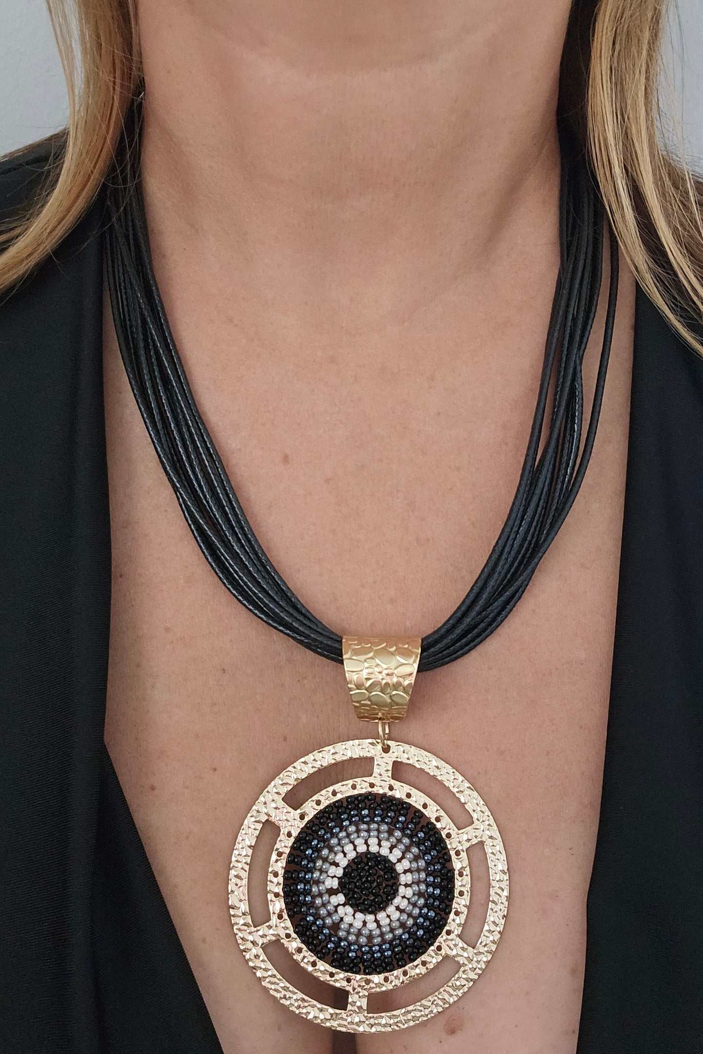 COLLAR NEGRO EN PIEL CON PENDANT REDONDO DORADO, NEGRO, GRIS Y BLANCO
