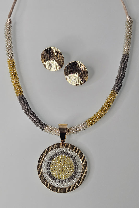 SET DE COLLAR DORADO, GRIS Y TRANSPARENTE CON PENDANT REDONDO DORADO Y PANTALLAS