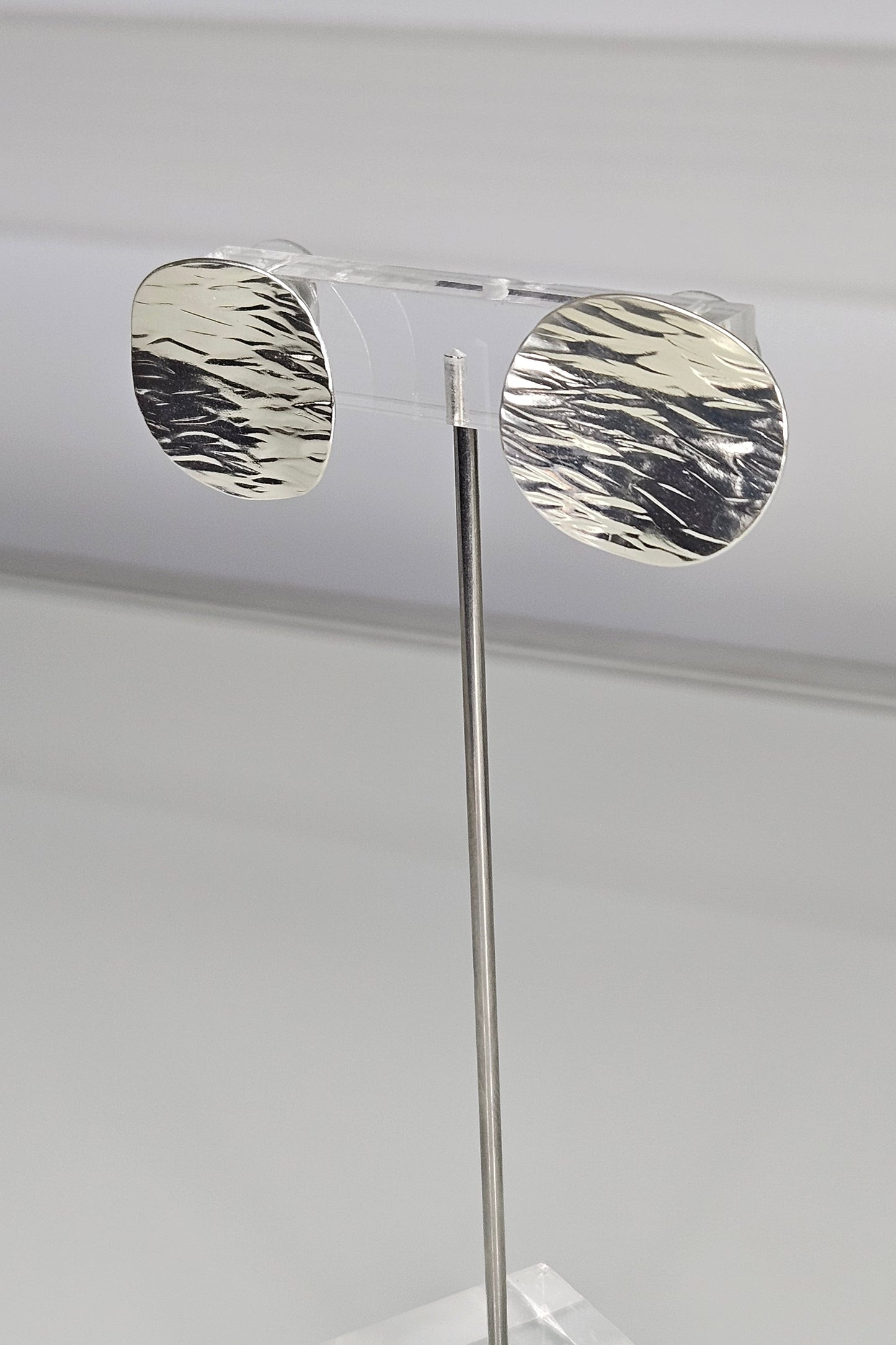 SET DE COLLAR NEGRO Y GRIS CON PENDANT REDONDO PLATEADO Y PANTALLAS