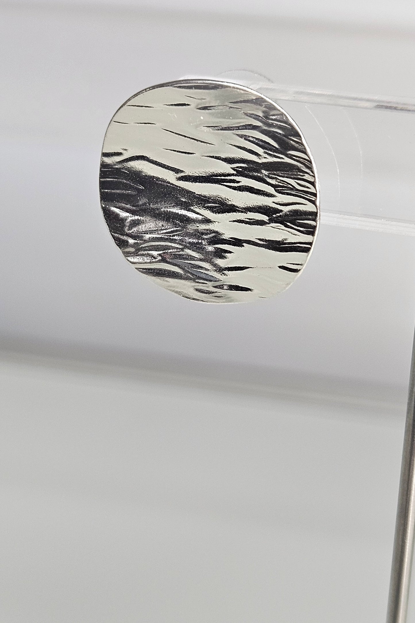 SET DE COLLAR NEGRO Y GRIS CON PENDANT REDONDO PLATEADO Y PANTALLAS