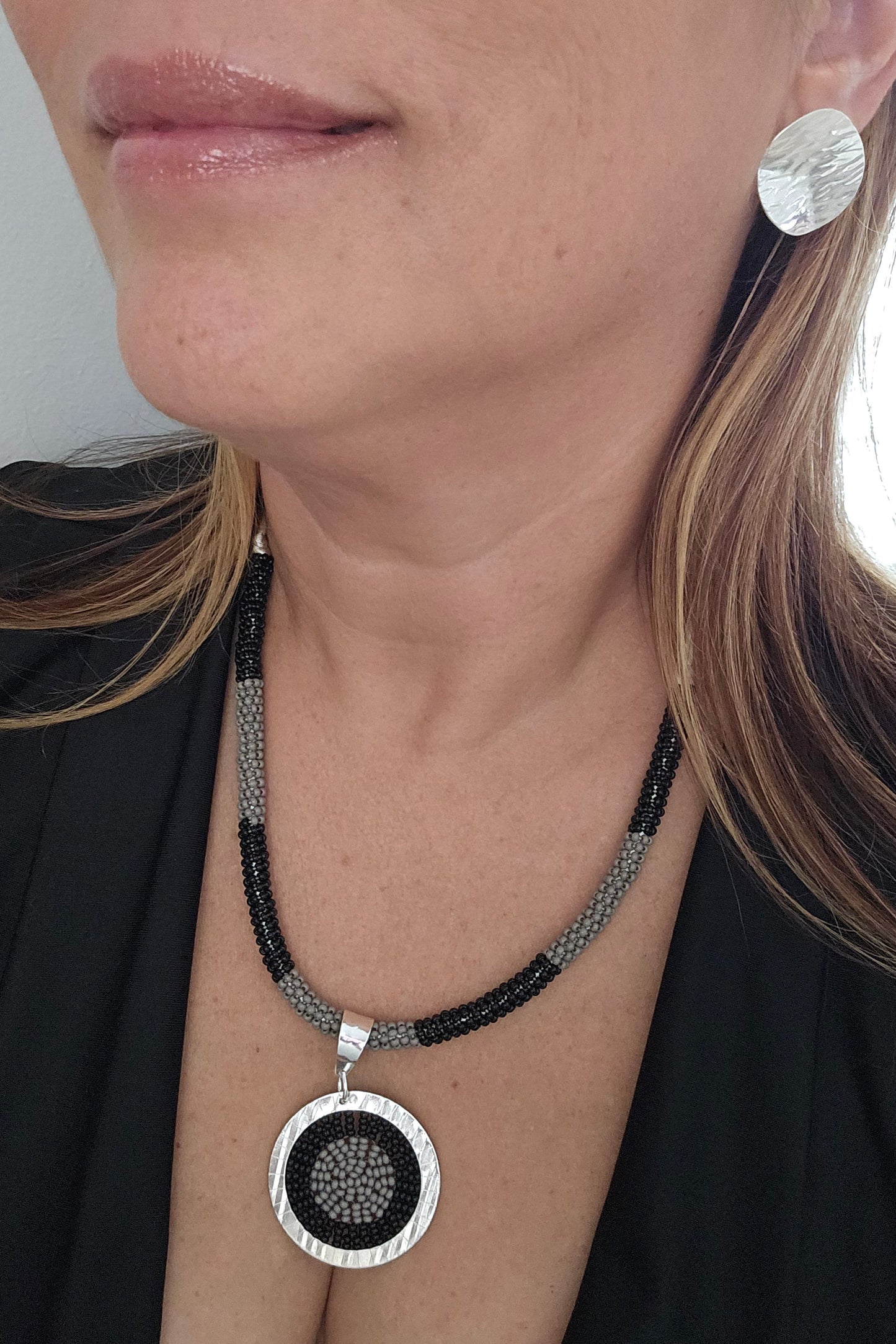SET DE COLLAR NEGRO Y GRIS CON PENDANT REDONDO PLATEADO Y PANTALLAS