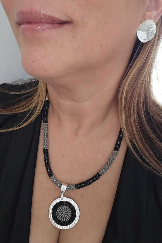 SET DE COLLAR NEGRO Y GRIS CON PENDANT REDONDO PLATEADO Y PANTALLAS