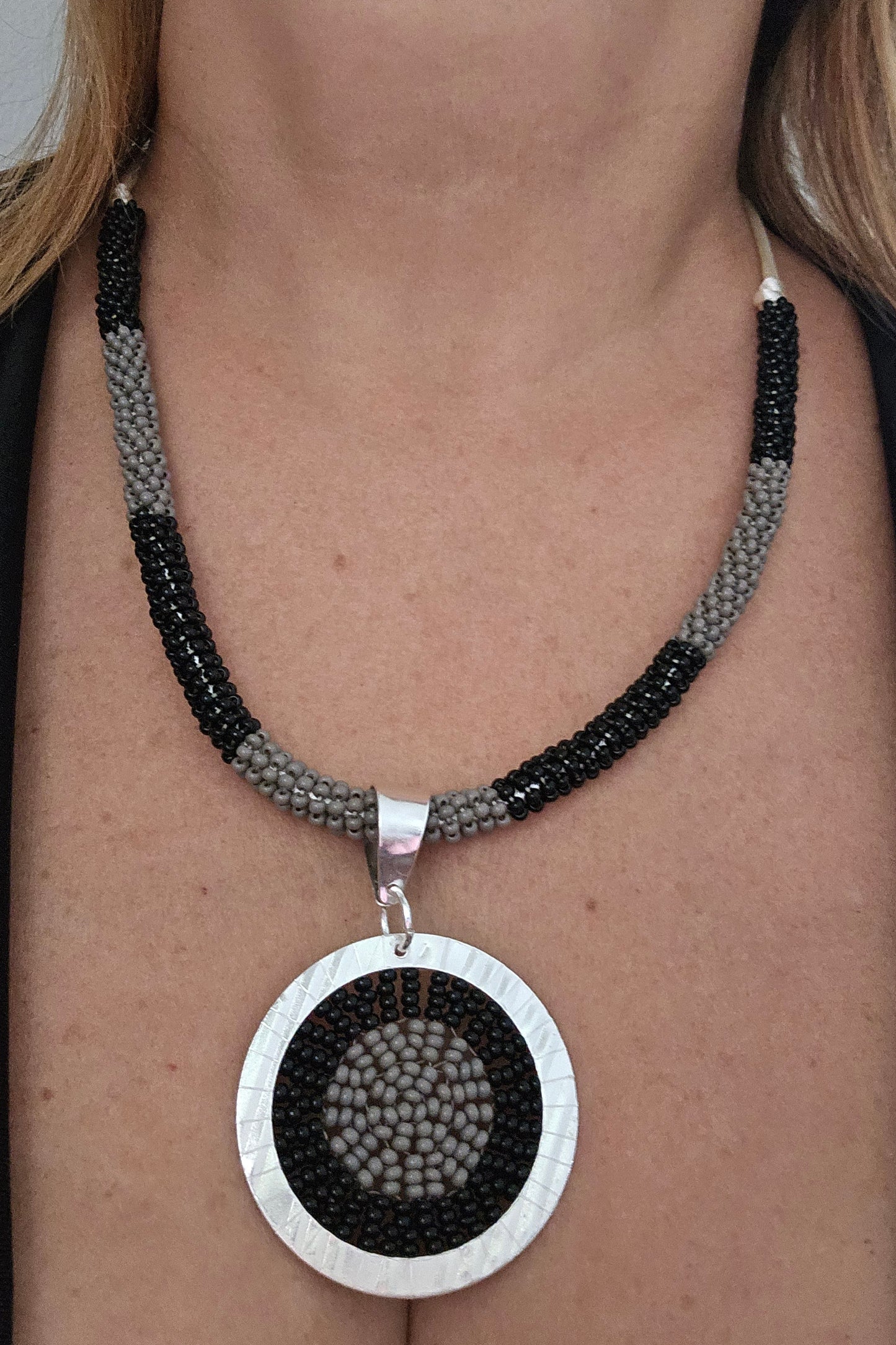 SET DE COLLAR NEGRO Y GRIS CON PENDANT REDONDO PLATEADO Y PANTALLAS