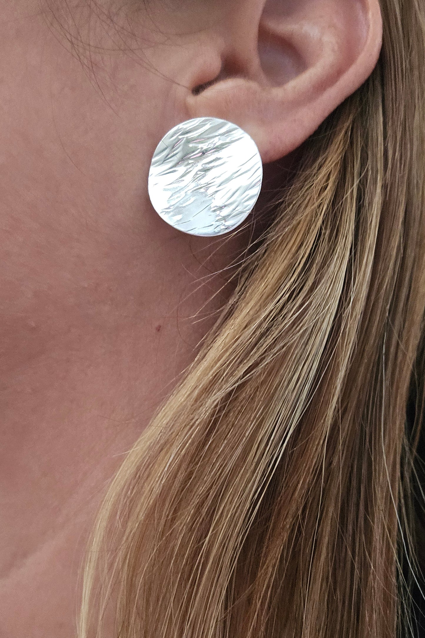 SET DE COLLAR NEGRO Y GRIS CON PENDANT REDONDO PLATEADO Y PANTALLAS