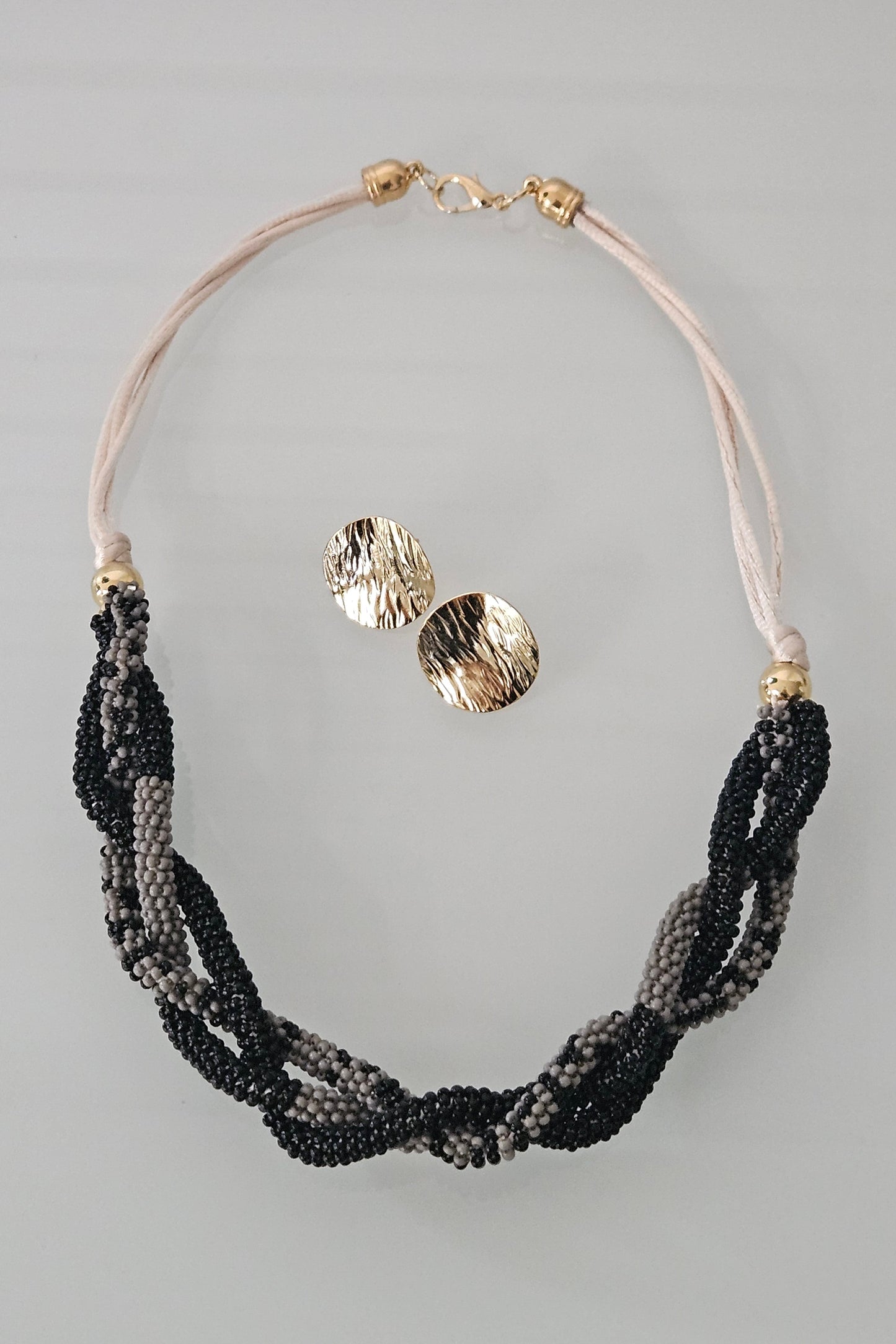 SET DE COLLAR TRENZADO NEGRO Y GRIS CON PANTALLAS DORADAS