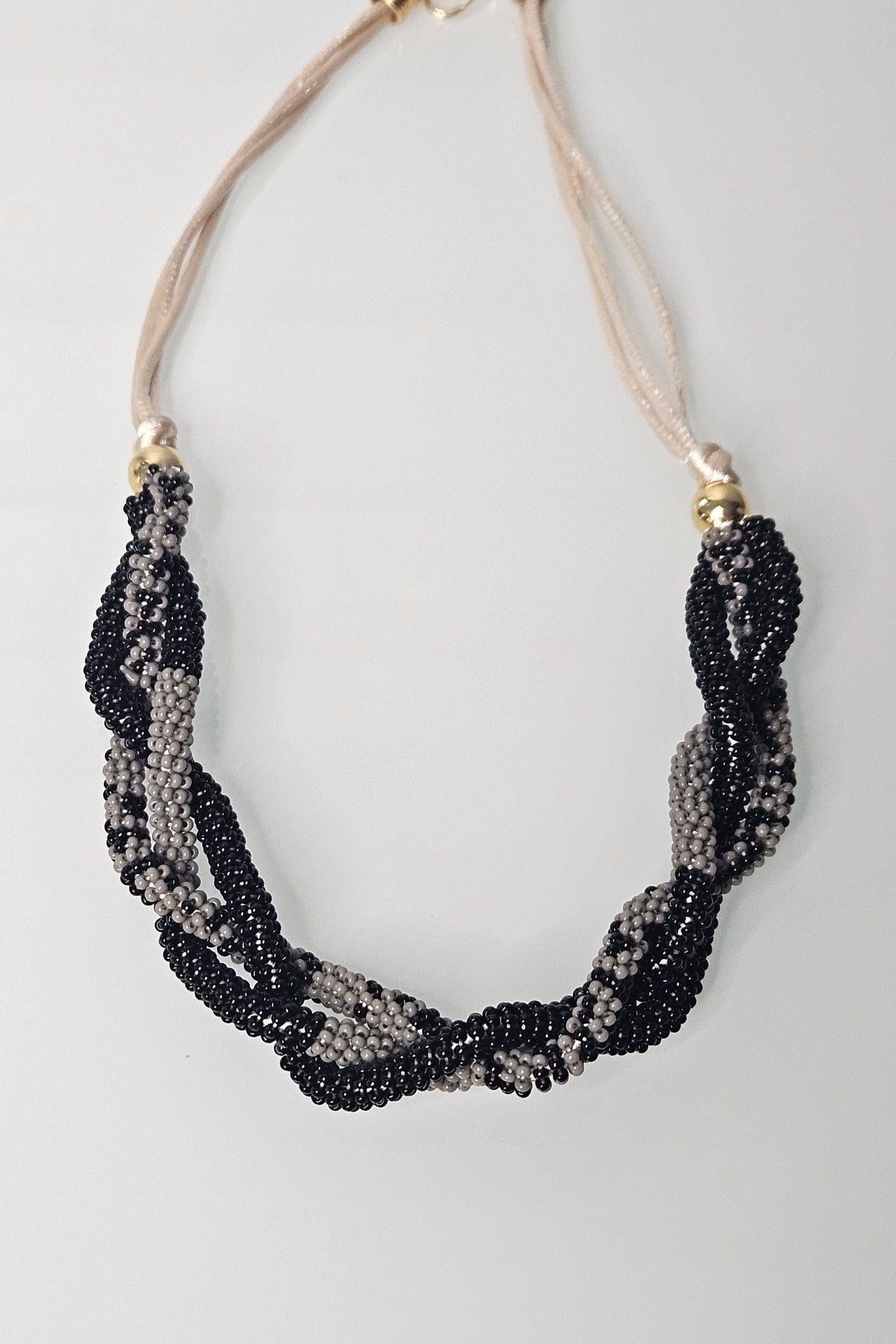 SET DE COLLAR TRENZADO NEGRO Y GRIS CON PANTALLAS DORADAS