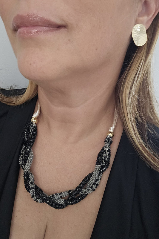 SET DE COLLAR TRENZADO NEGRO Y GRIS CON PANTALLAS DORADAS