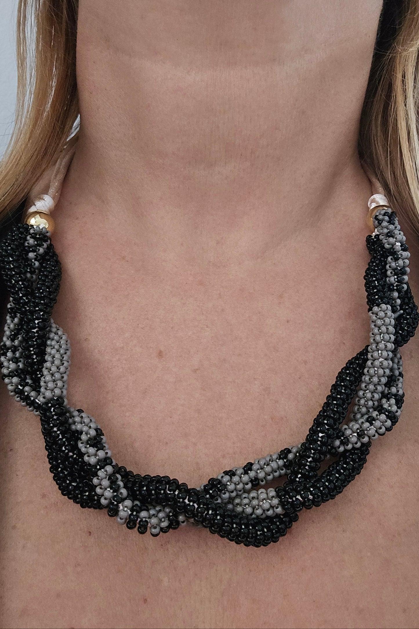 SET DE COLLAR TRENZADO NEGRO Y GRIS CON PANTALLAS DORADAS